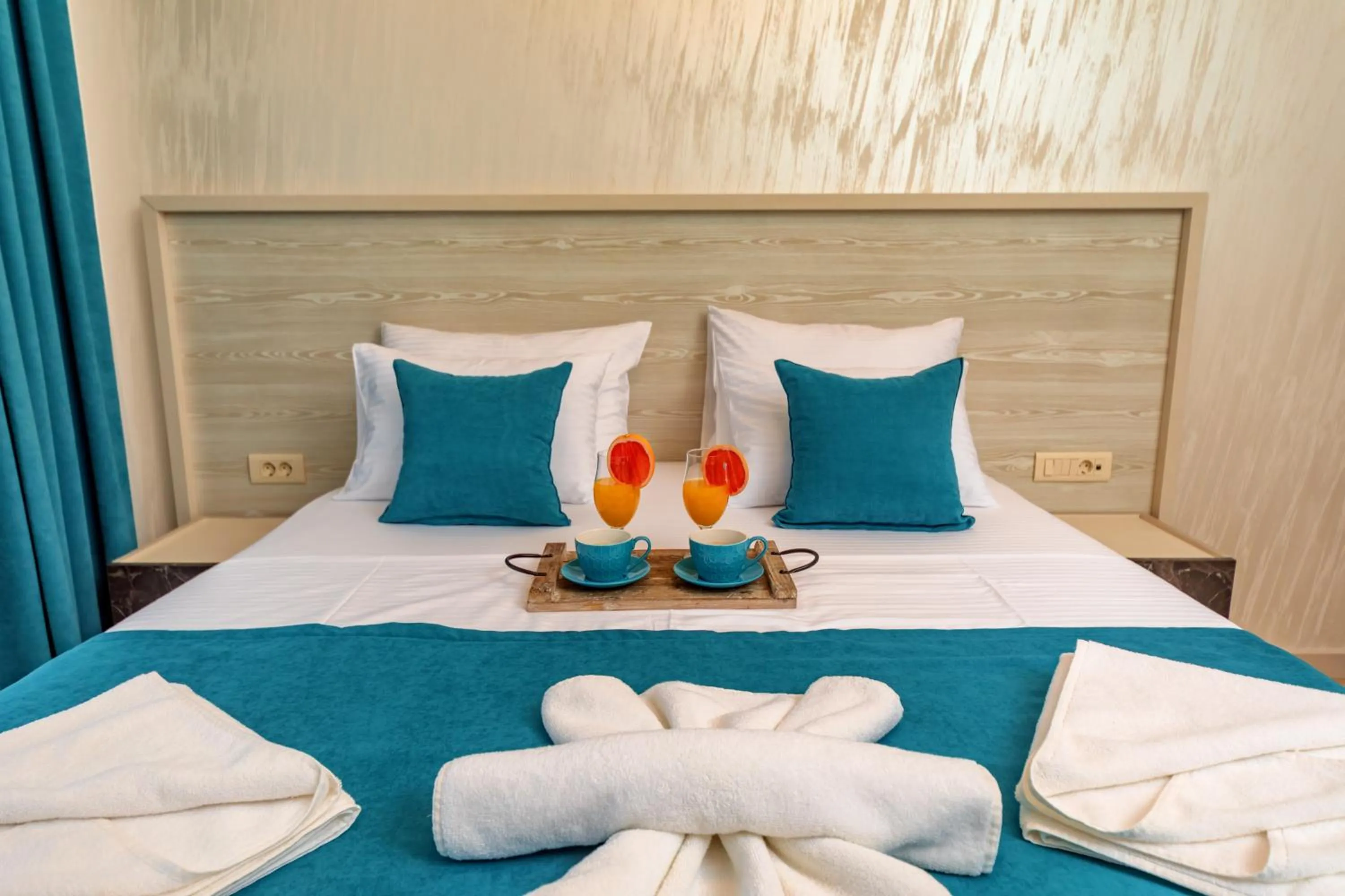 Bedroom, Bed in Luxury Apartments Queen