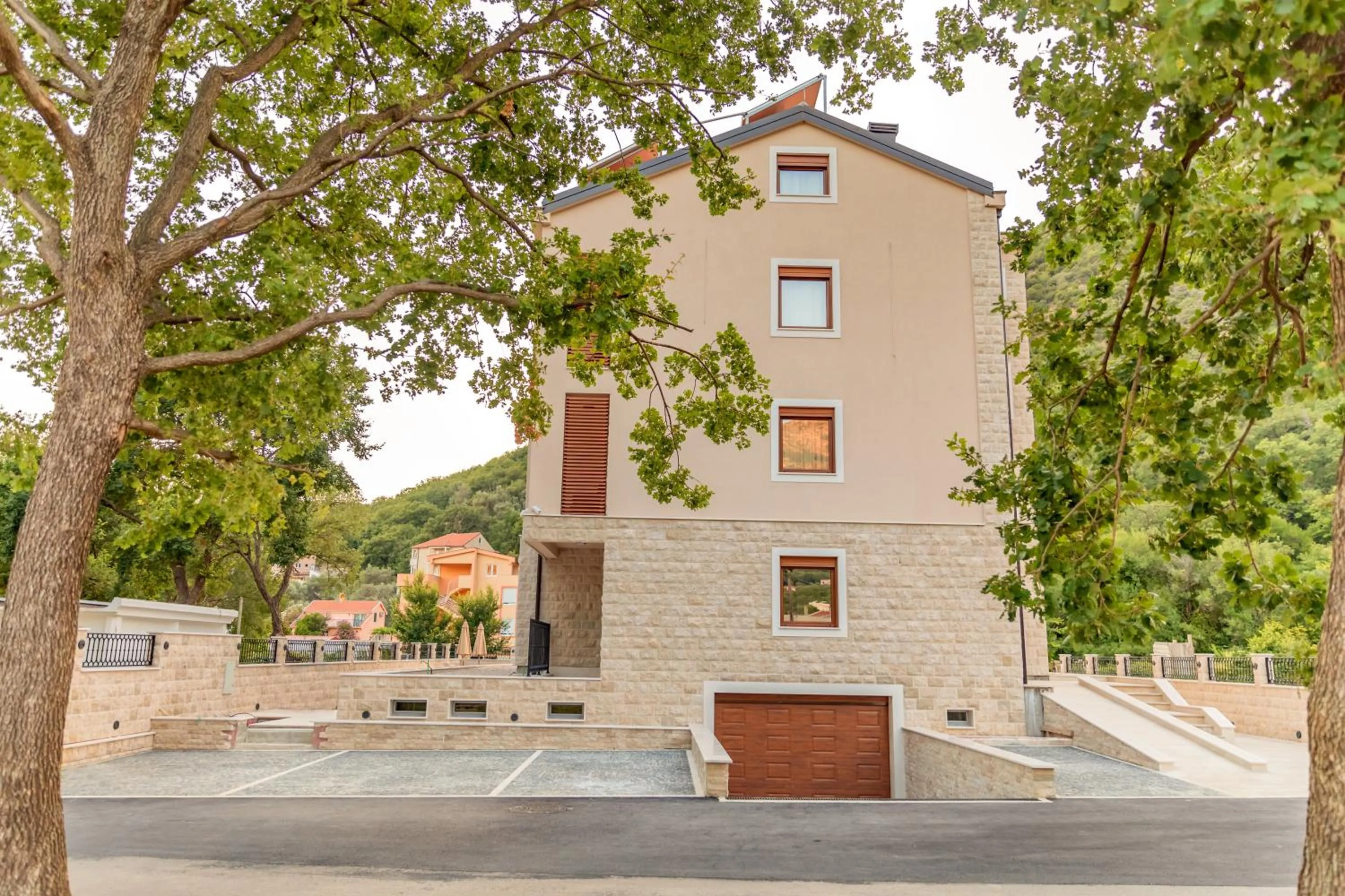 Facade/entrance in Luxury Apartments Queen