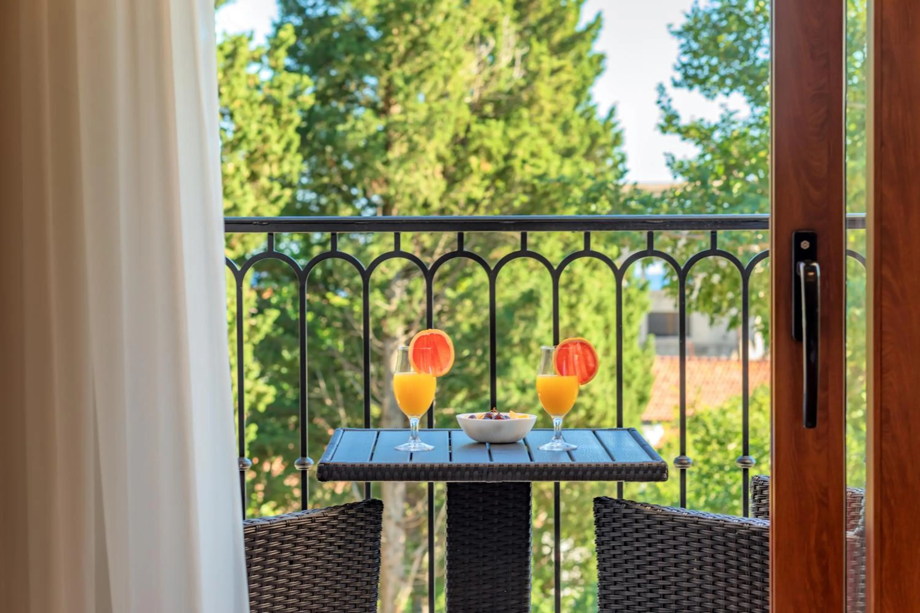 Balcony/Terrace in Luxury Apartments Queen