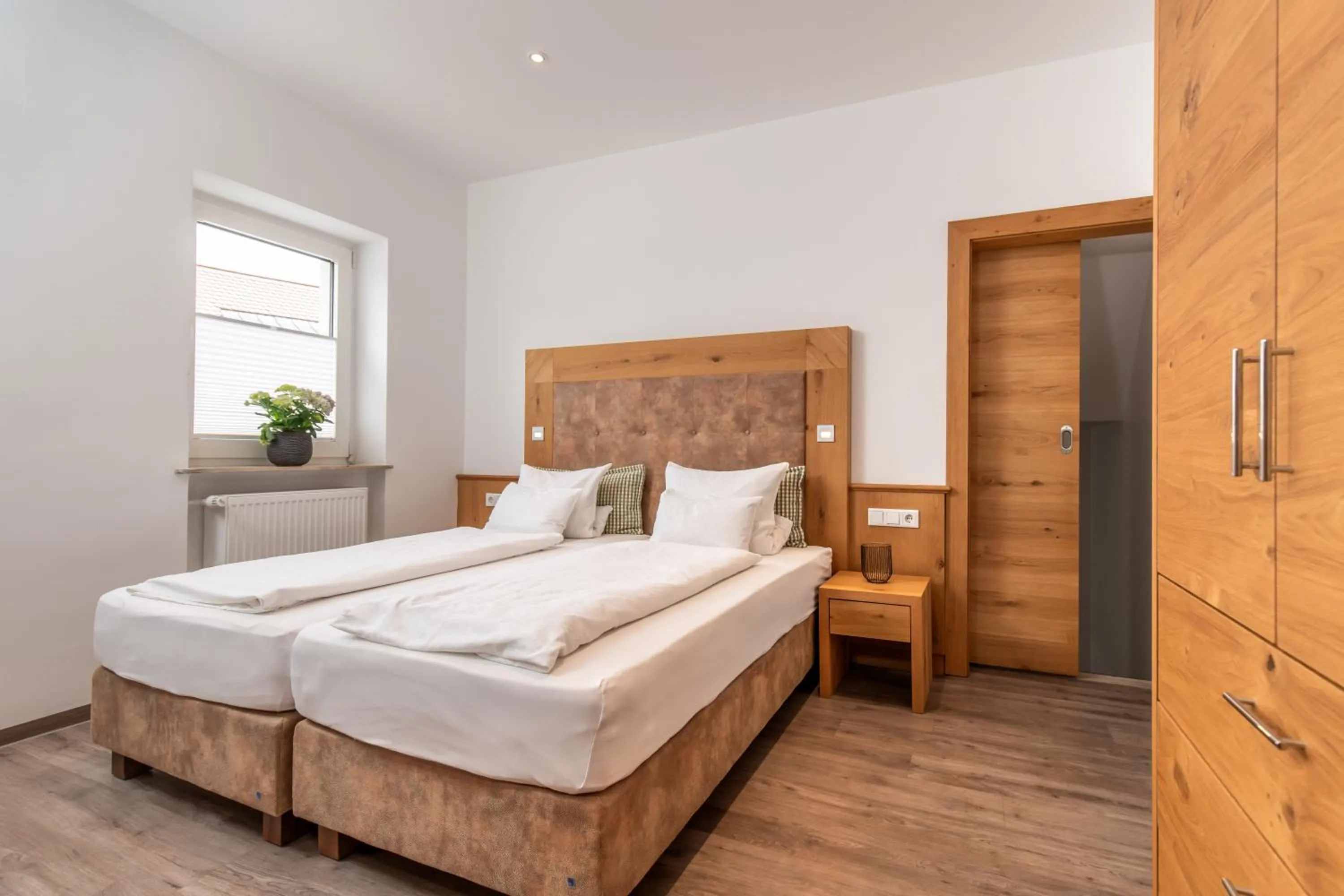 Bedroom, Bed in Brauereigasthof Zum Löwenbräu