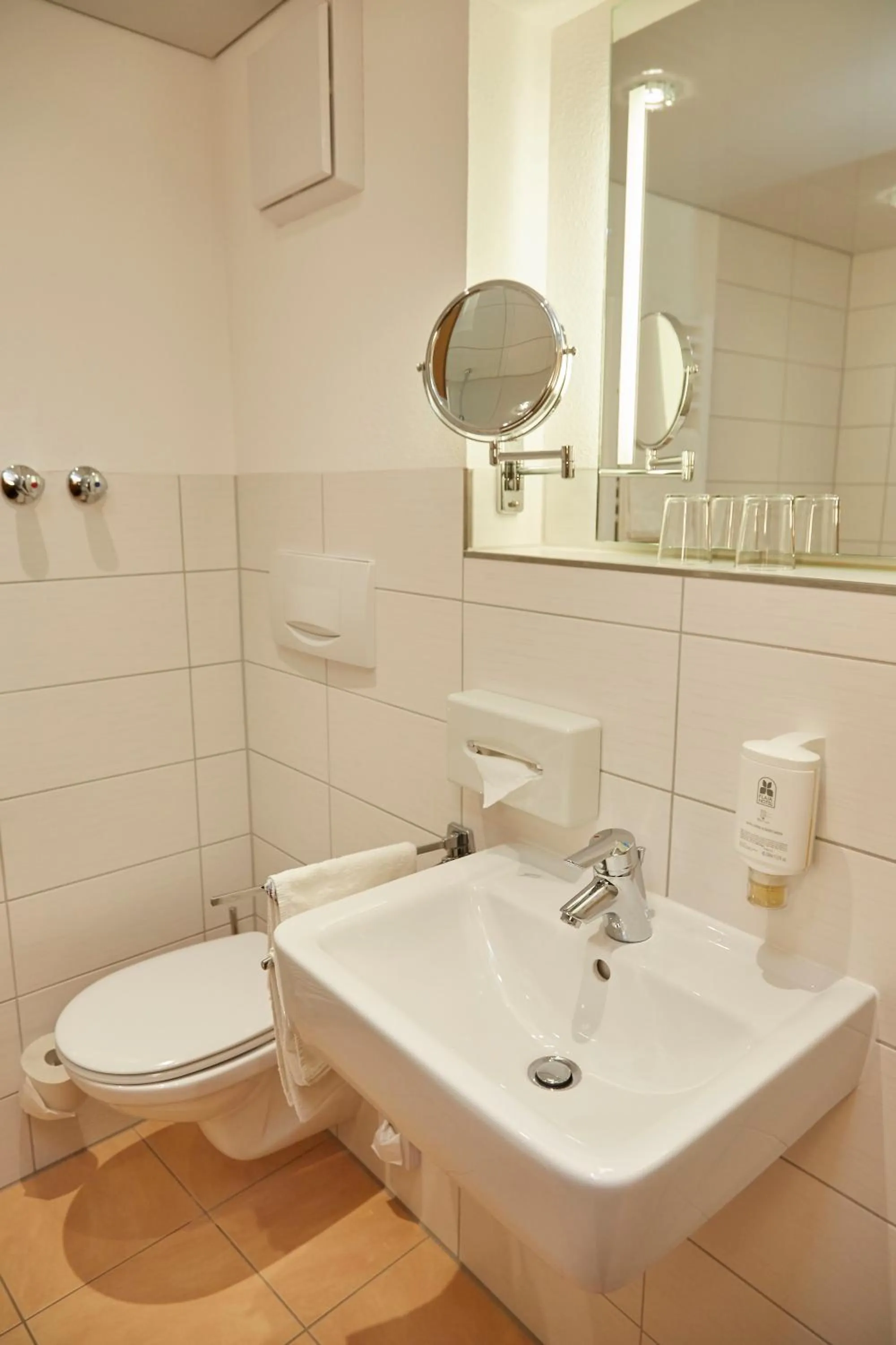 Shower in Flair Hotel Weinstube Lochner