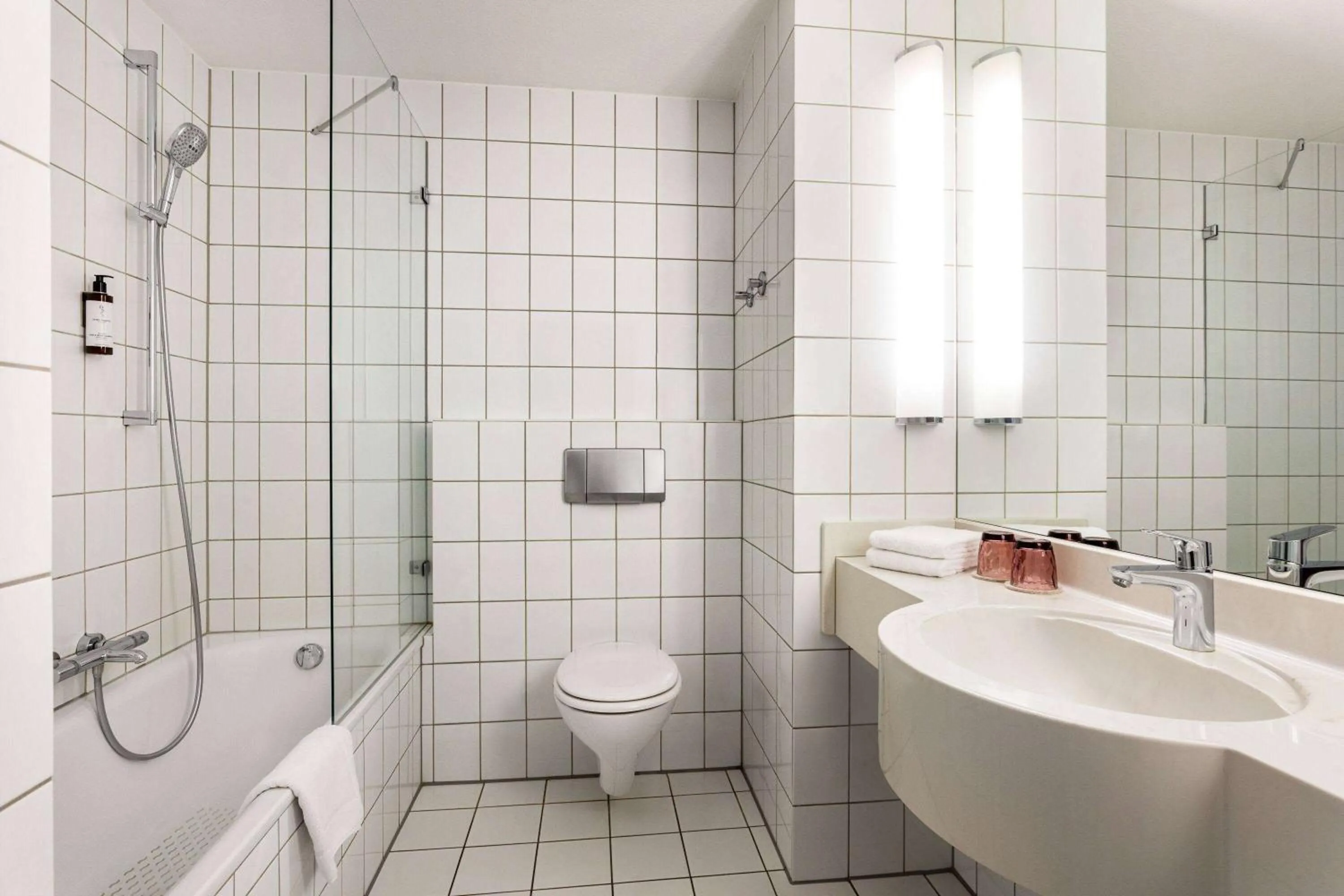 TV and multimedia in Vienna House Easy by Wyndham Limburg