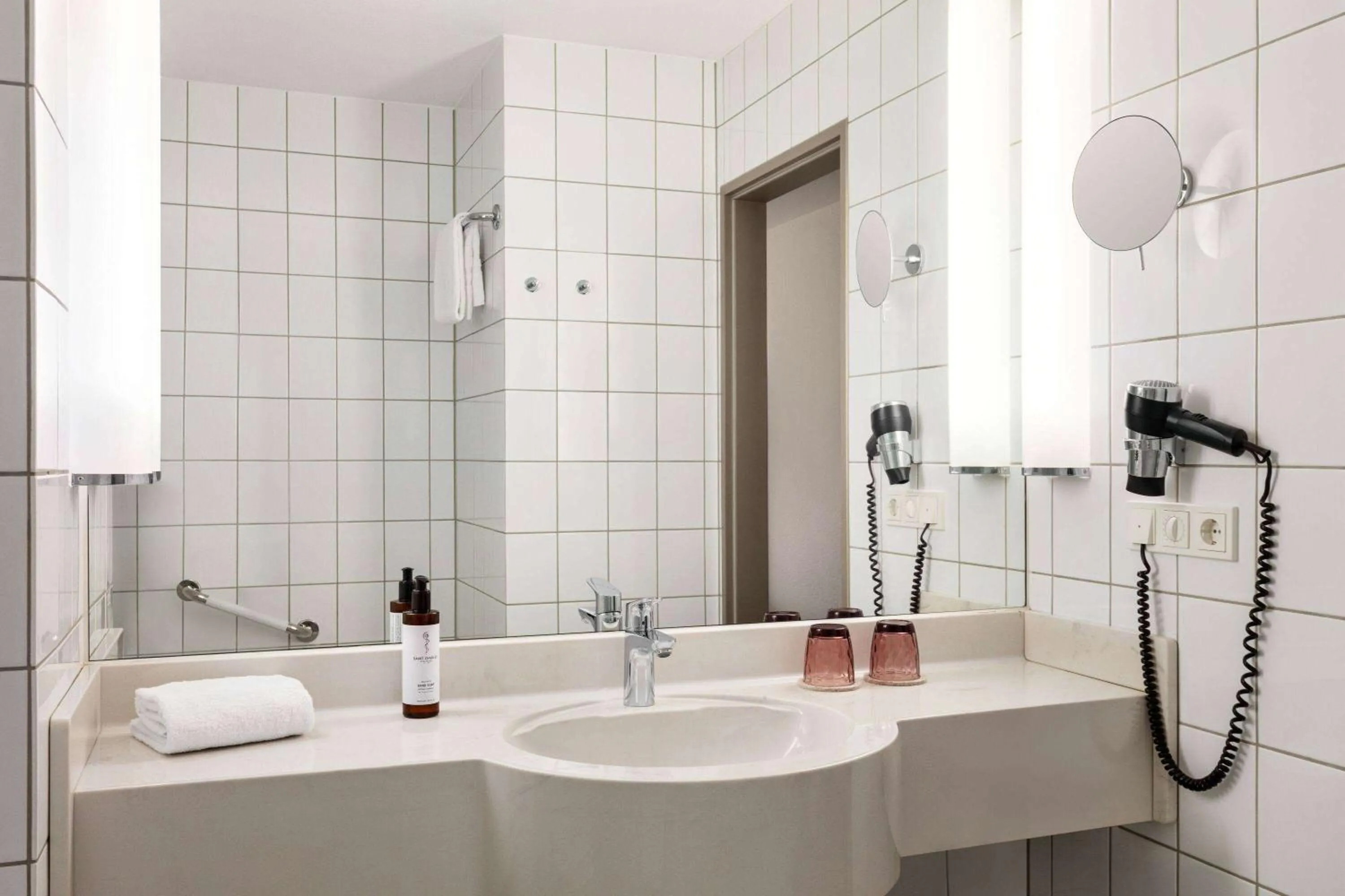 TV and multimedia in Vienna House Easy by Wyndham Limburg