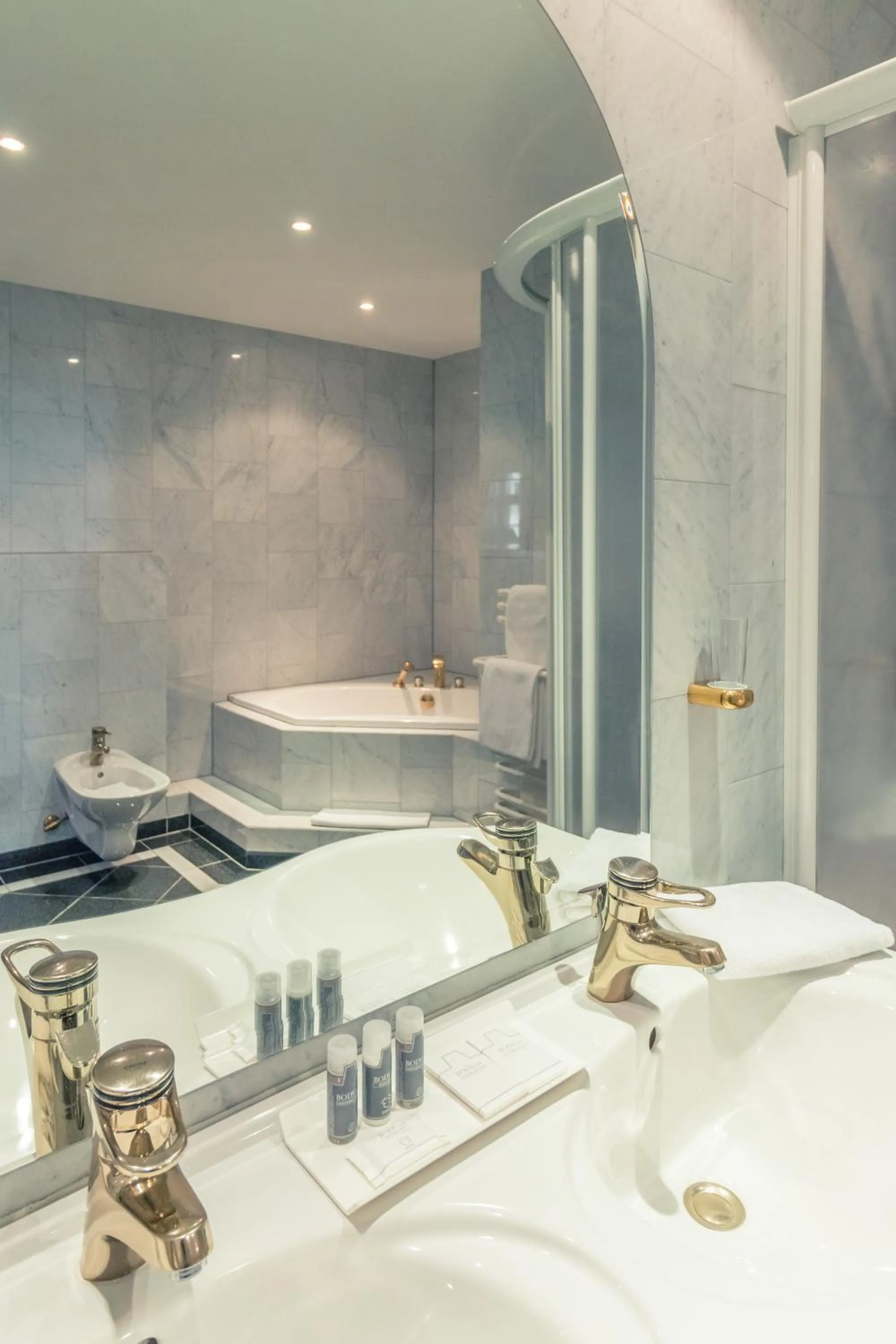 Shower in Hotel Schloss Neustadt-Glewe