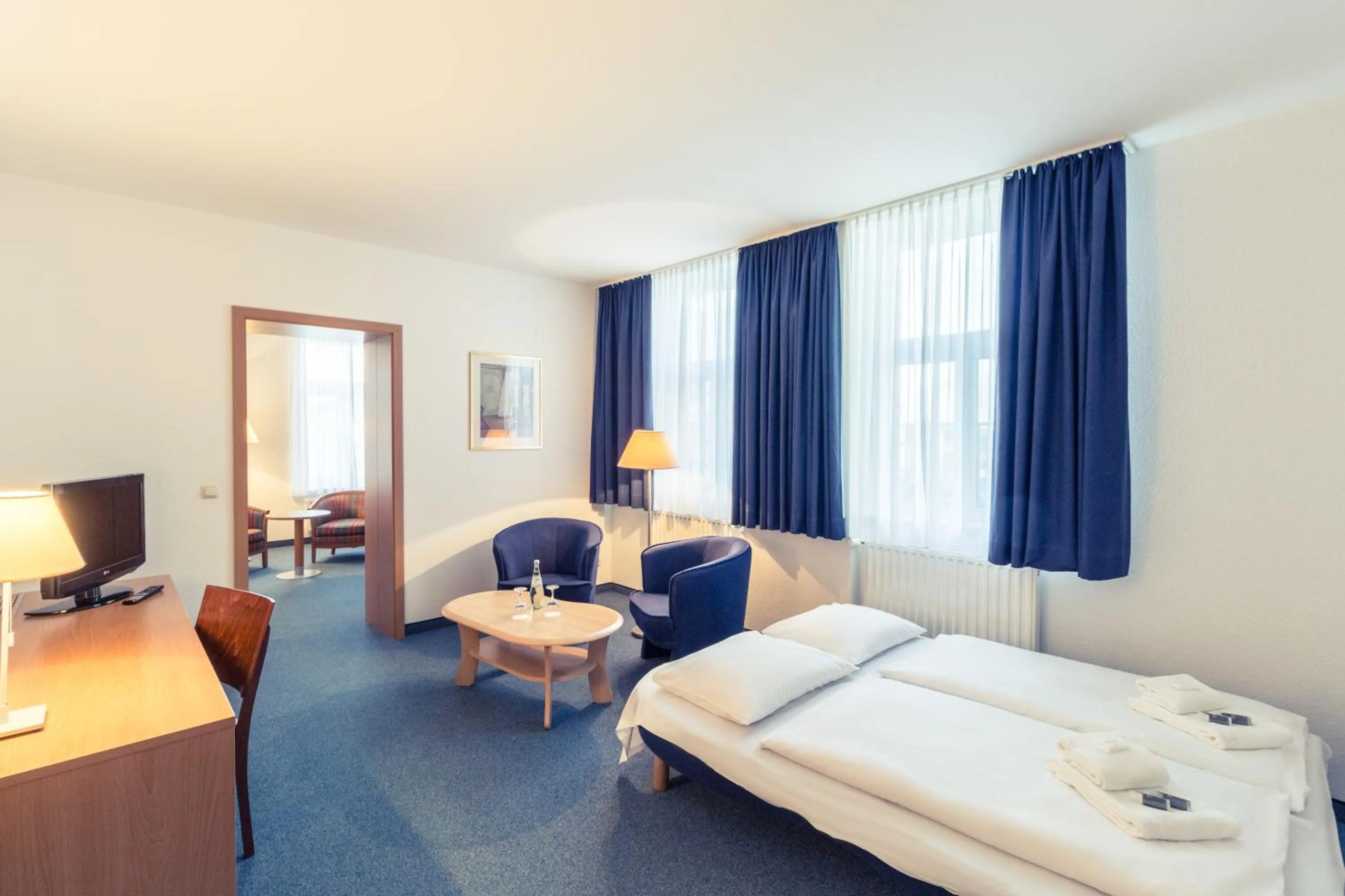 Living room, Bed in Hotel Schloss Neustadt-Glewe