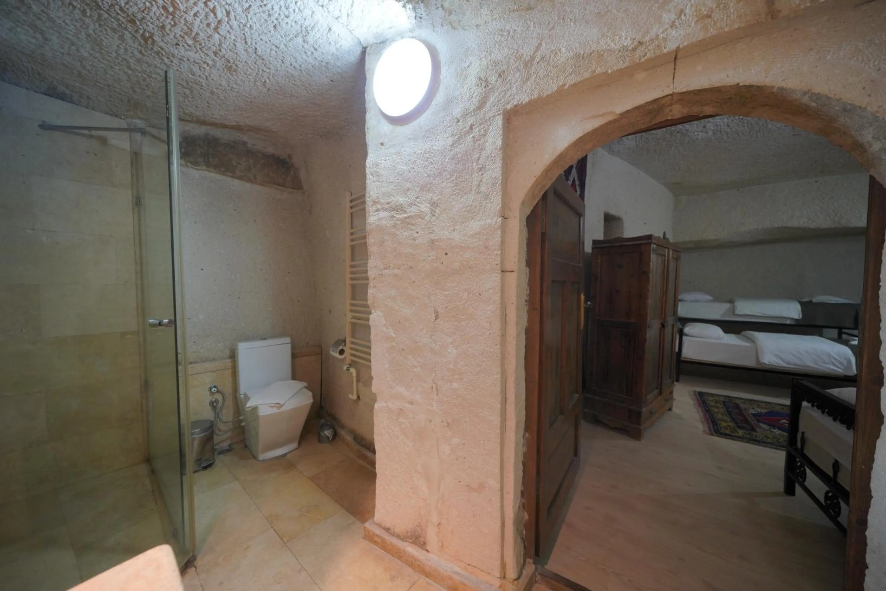 Shower, Bed in View Cave Hotel