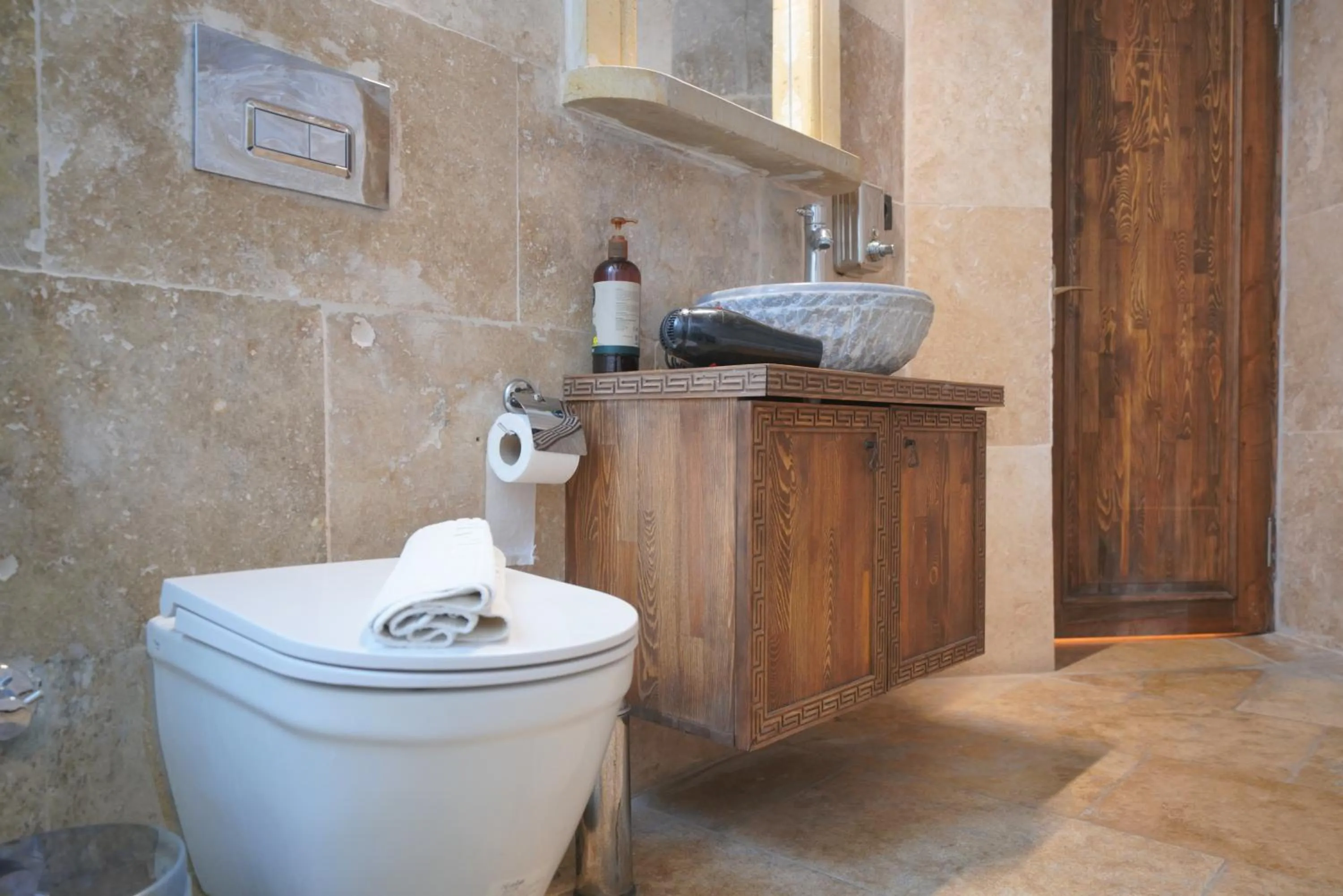 Toilet in View Cave Hotel