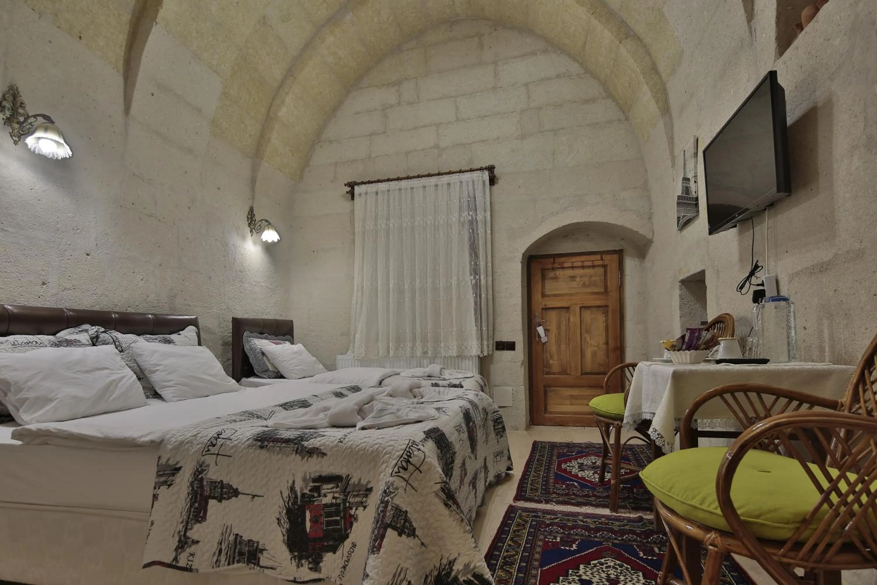 Shower, Bed in View Cave Hotel