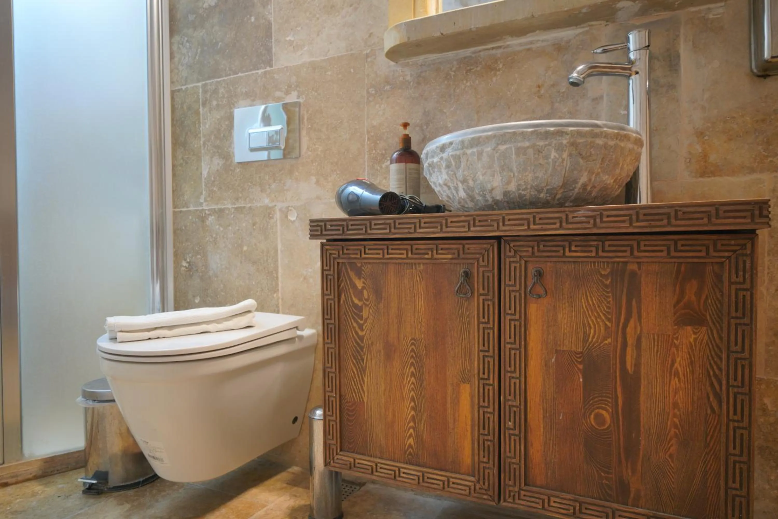 Toilet in View Cave Hotel