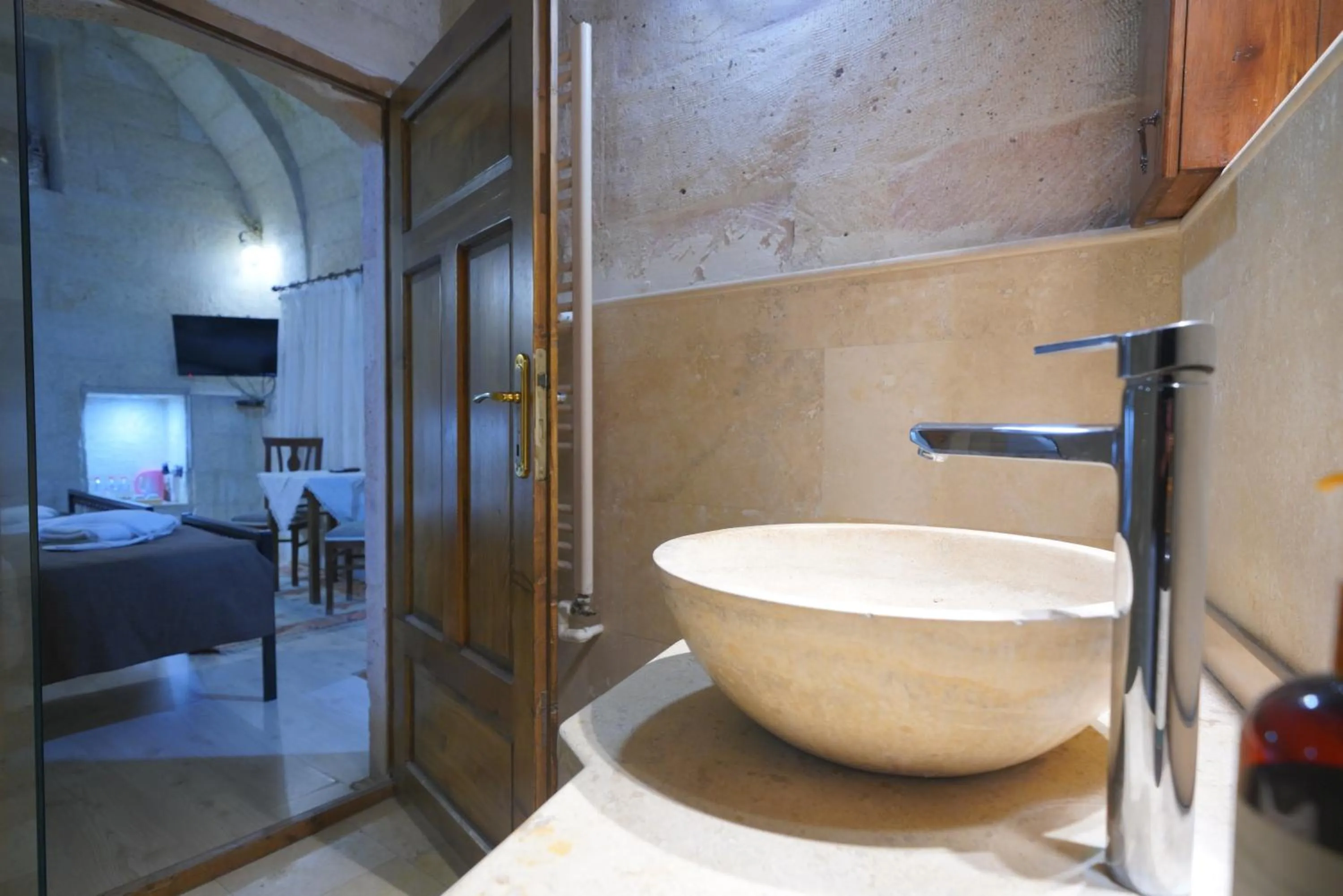 Shower, Bed in View Cave Hotel