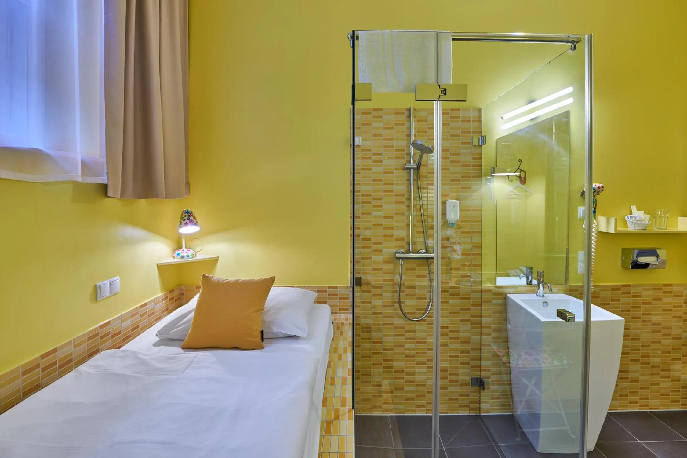 Bathroom, Bed in Hotel 38
