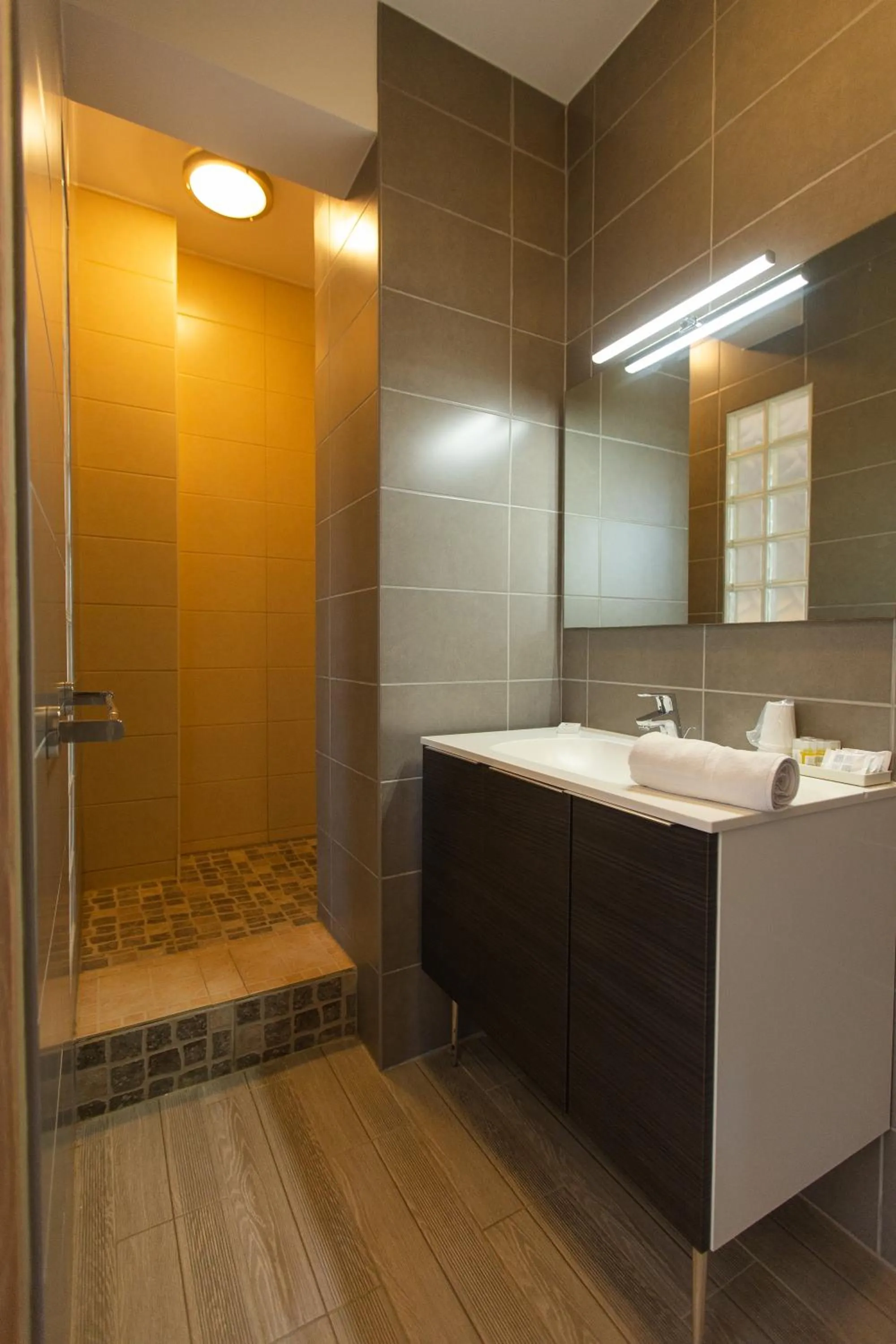 Bathroom in Hôtel de la Plage, Ronce-les-bains, La Tremblade