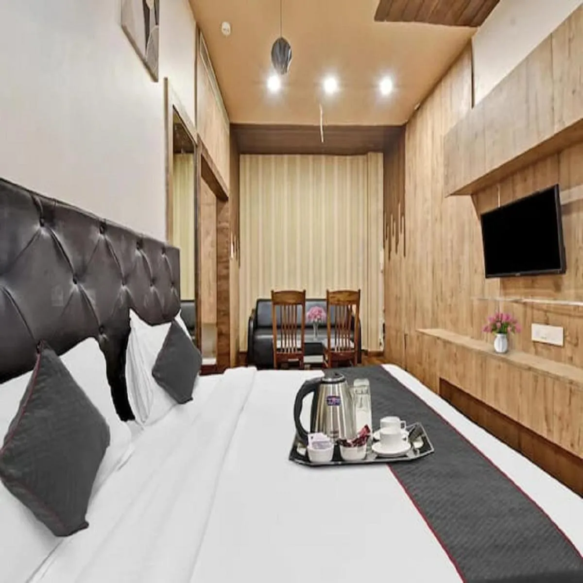 Coffee/tea facilities, Bed in Hotel Shakun Palace