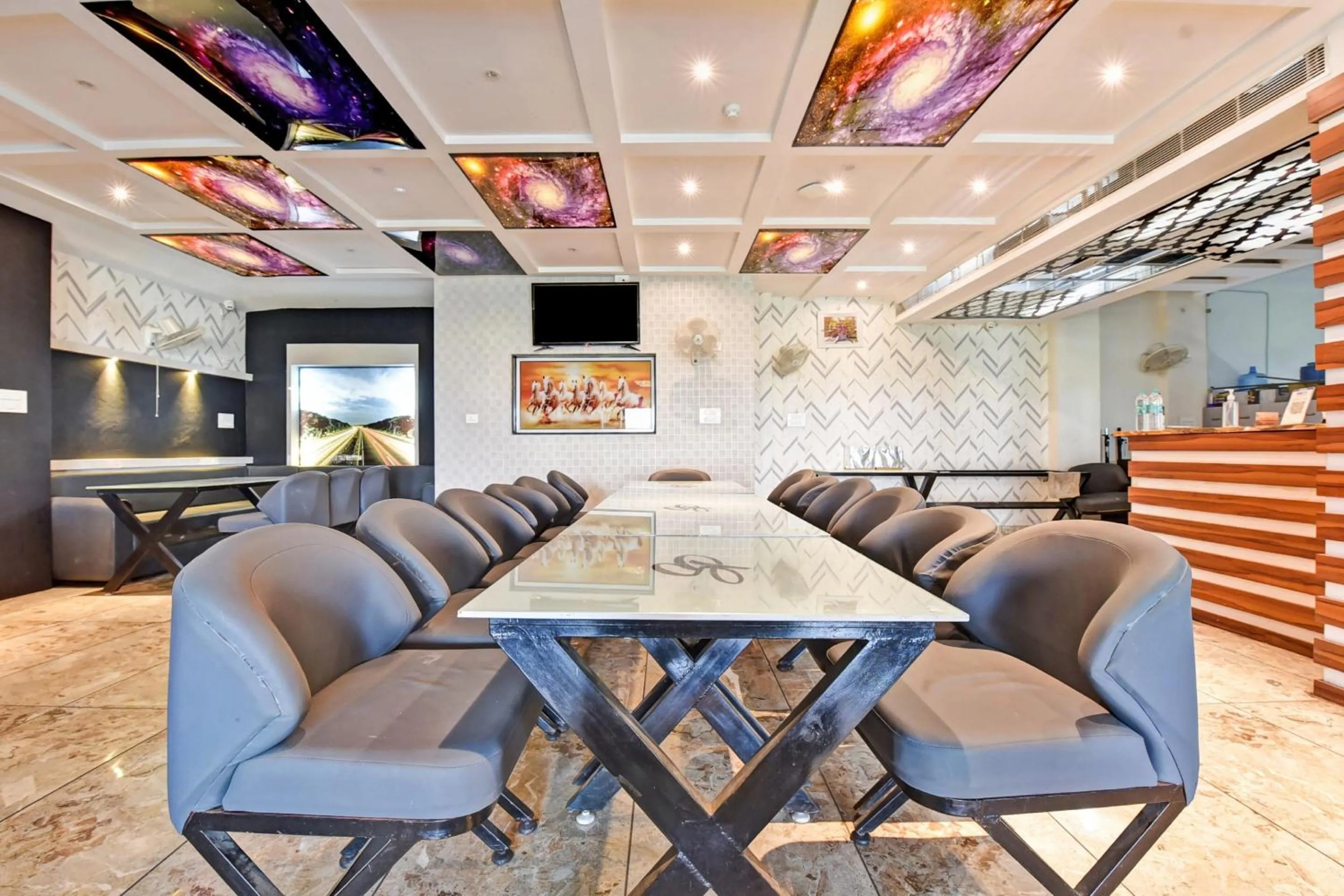 Restaurant/places to eat in Hotel Shakun Palace