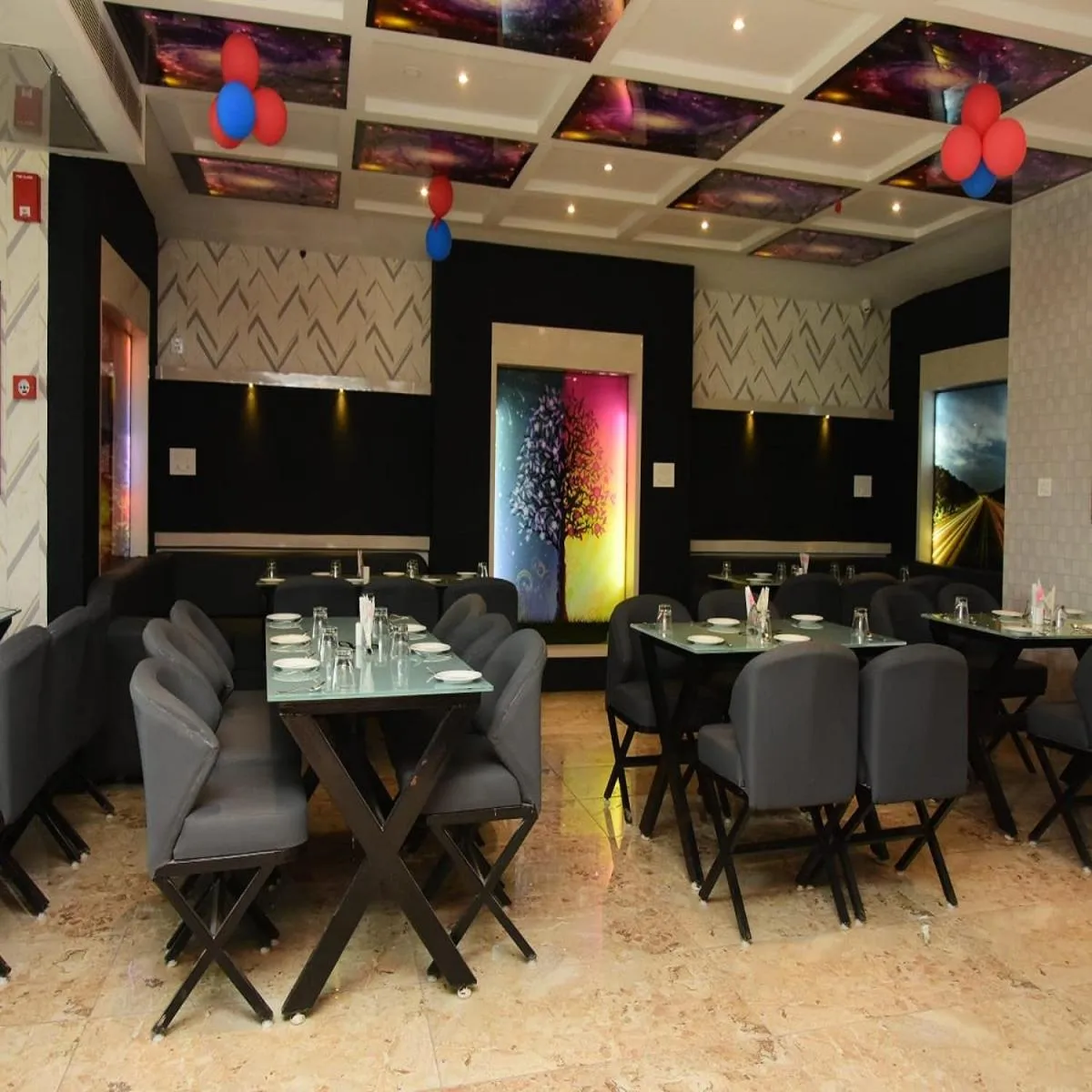 Restaurant/places to eat in Hotel Shakun Palace