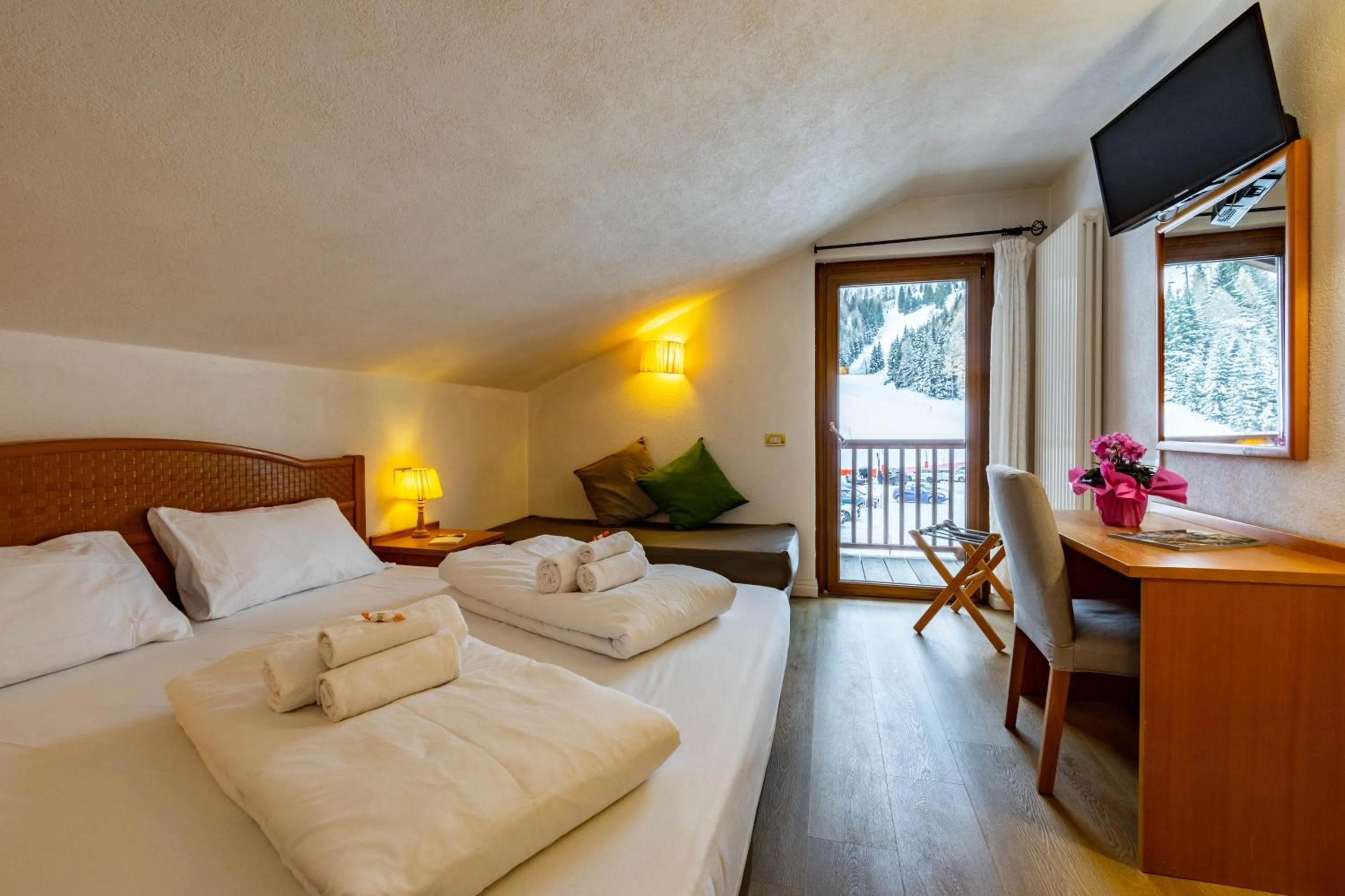 Bedroom, Bed in Hotel Grizzly "Ski-in Ski-out"