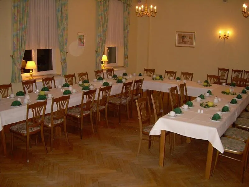 Restaurant/places to eat in Hotel Garni am Schlosspark