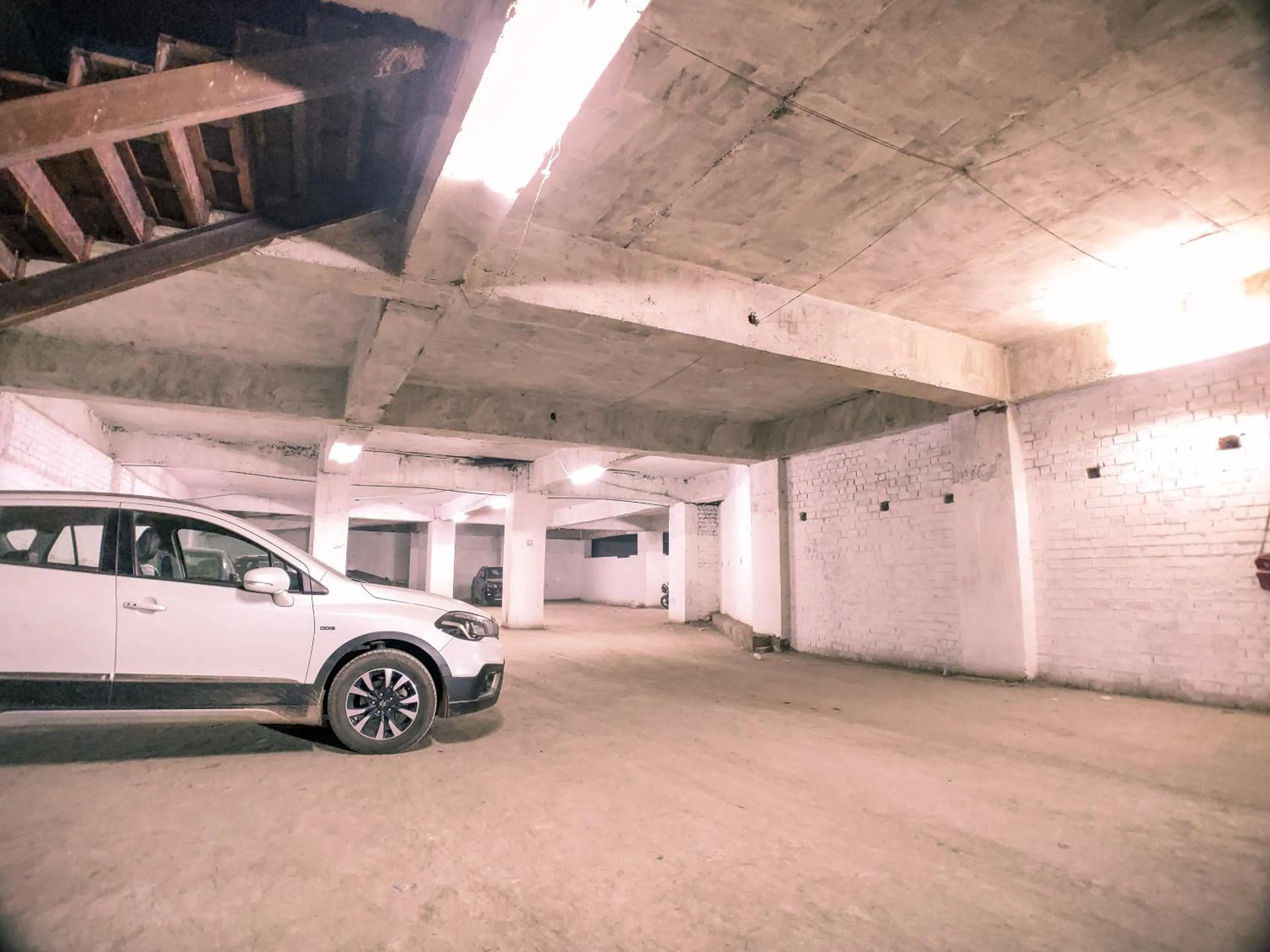Parking in Hotel Vishnu Empire