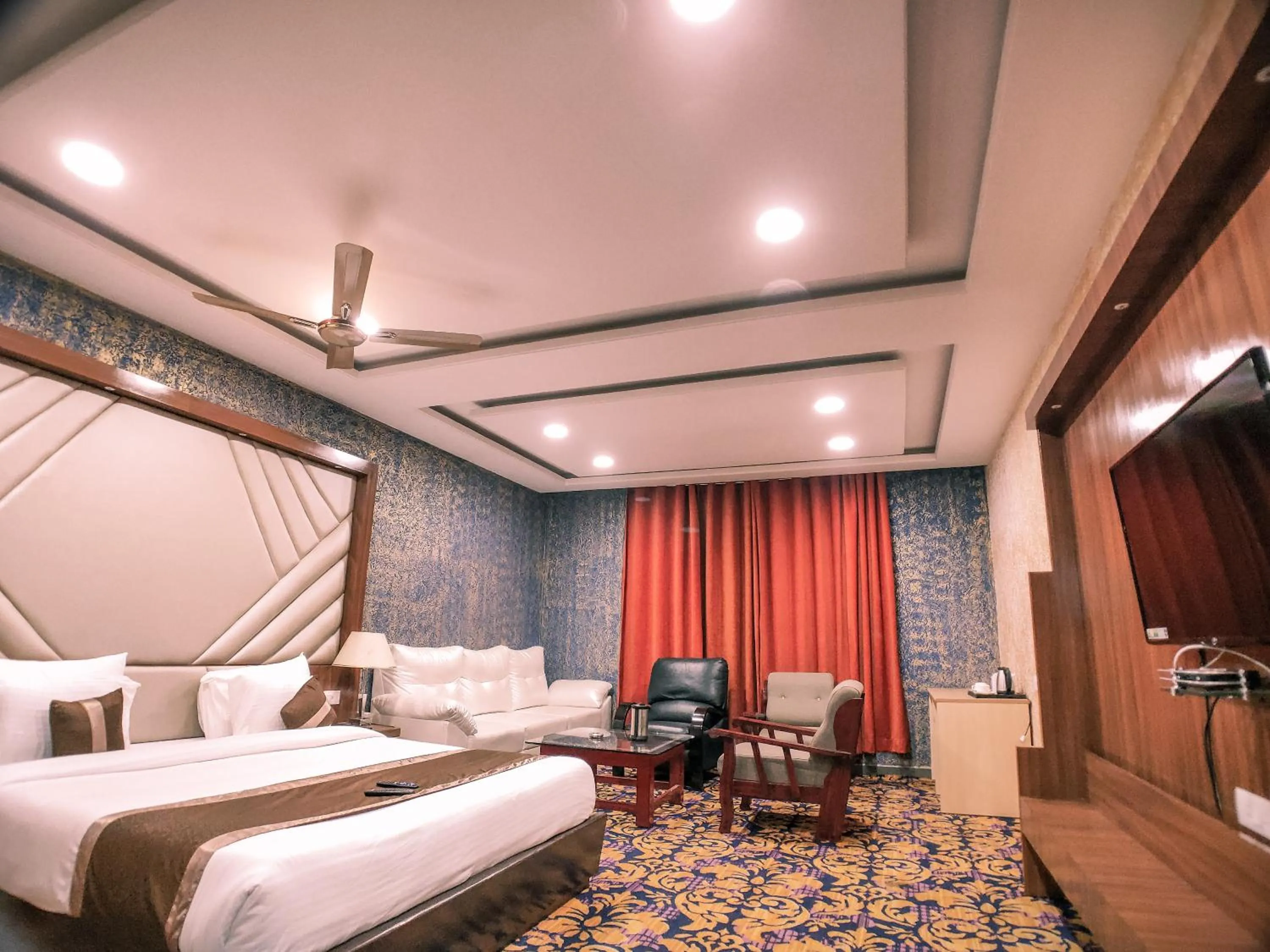 Photo of the whole room, Bed in Hotel Vishnu Empire