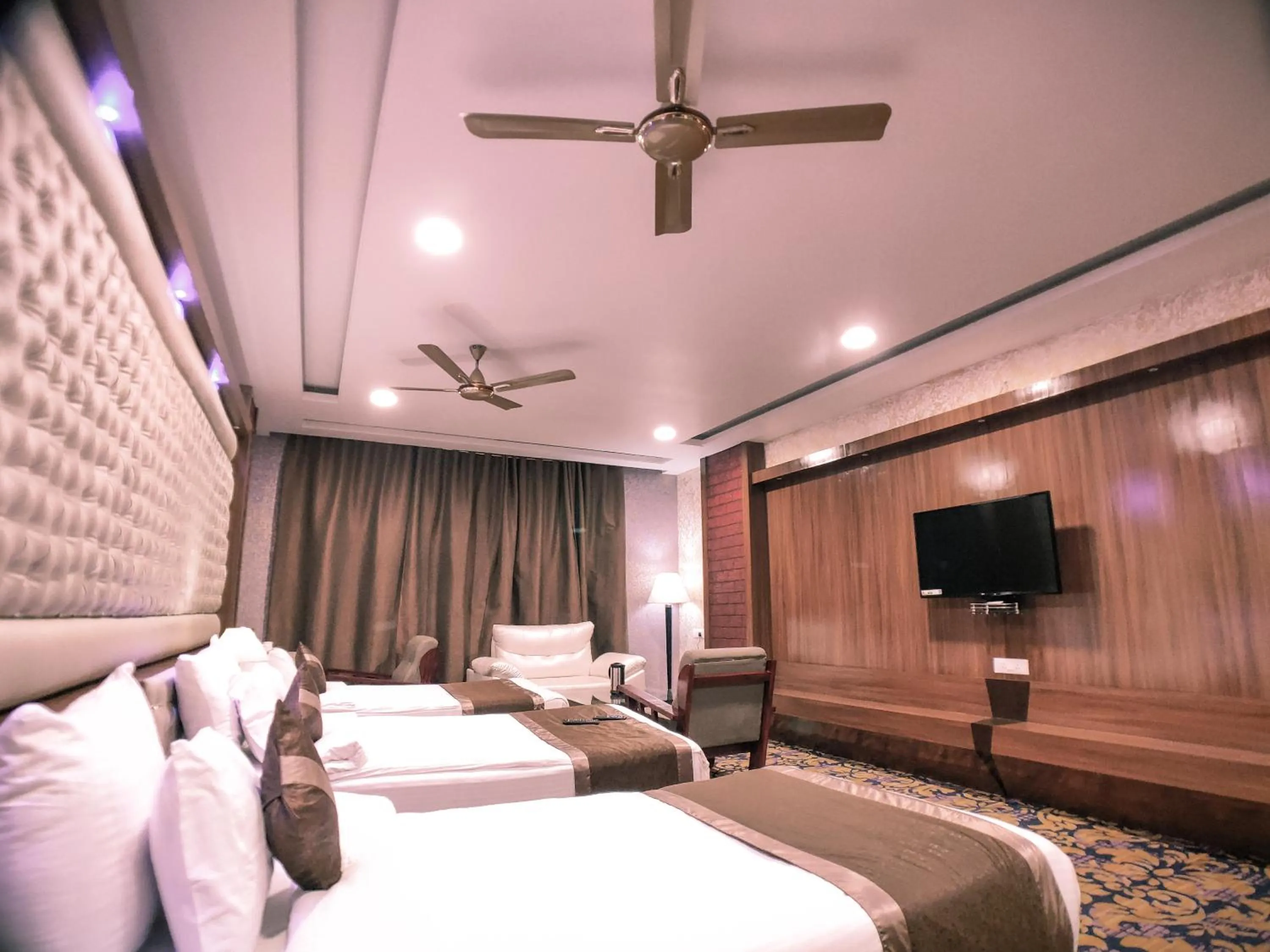 Photo of the whole room, Bed in Hotel Vishnu Empire