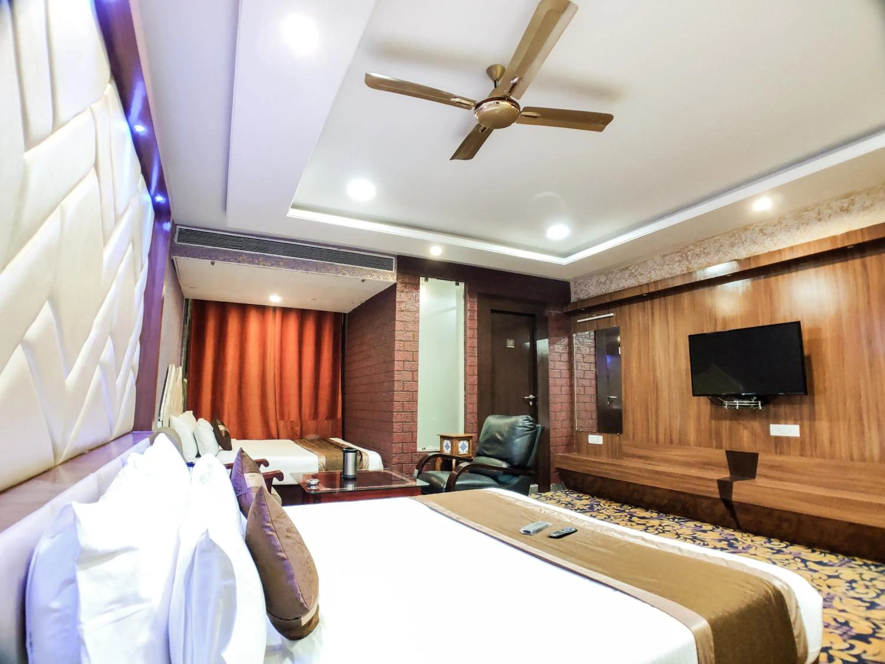 Photo of the whole room, Bed in Hotel Vishnu Empire