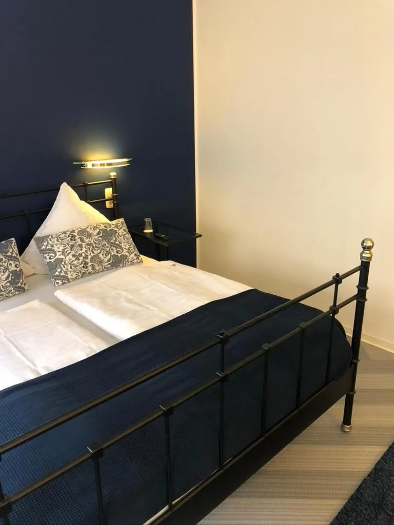 Photo of the whole room in bensons hotel