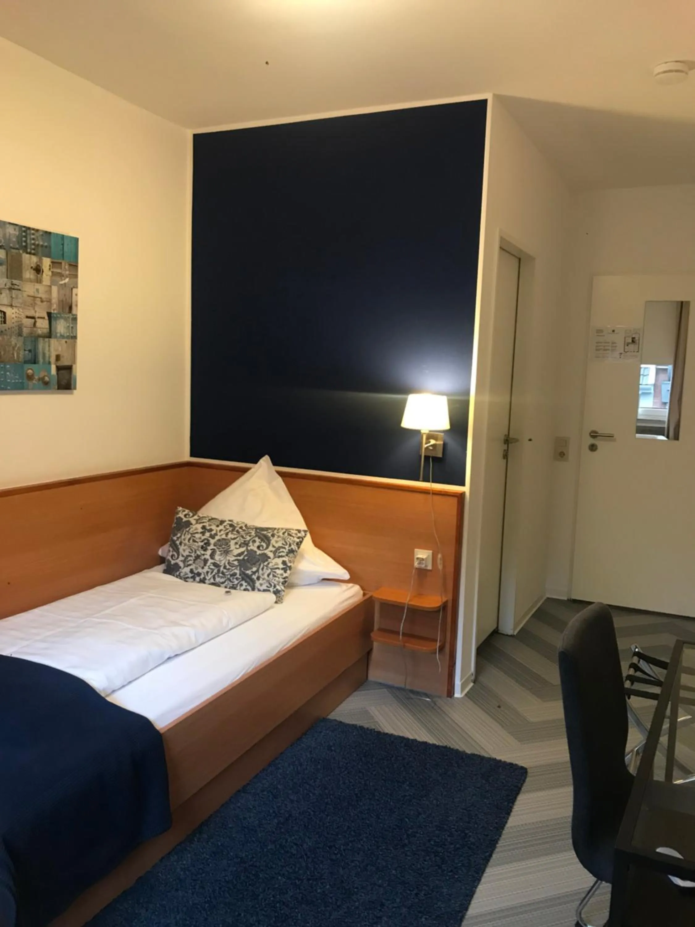 Photo of the whole room in bensons hotel