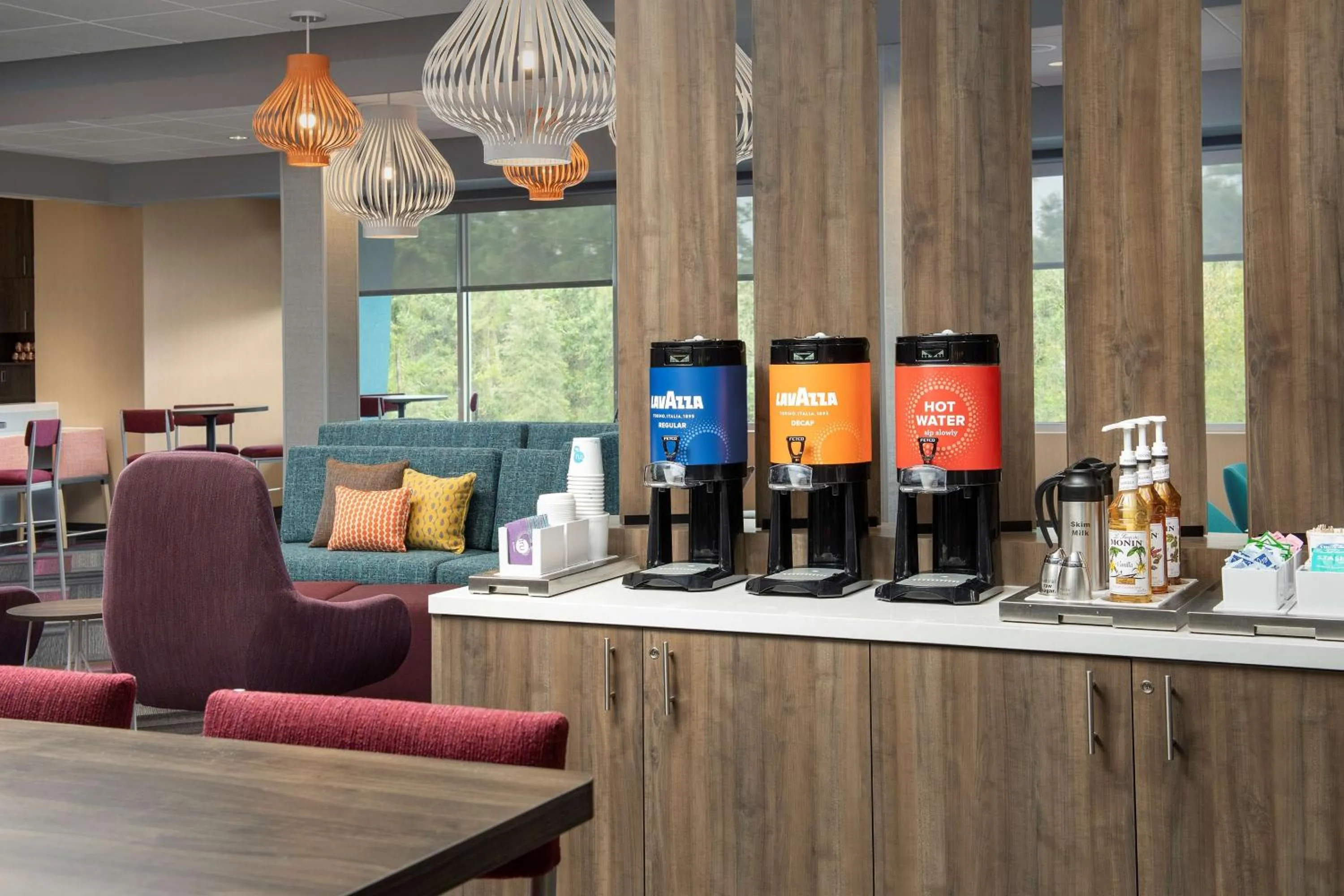 Dining area in Tru By Hilton Orlando Convention Center