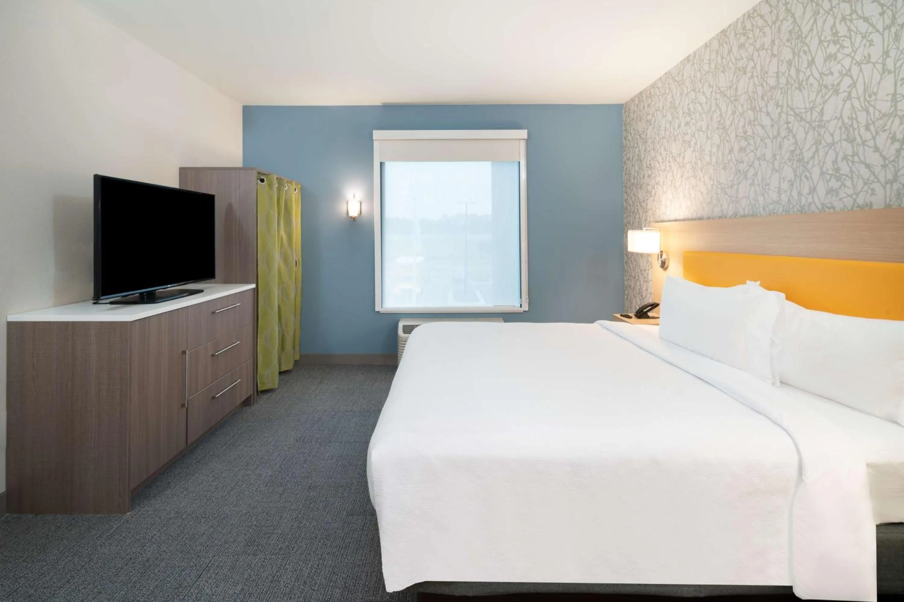 Bedroom, Bed in Home2 Suites By Hilton Brunswick