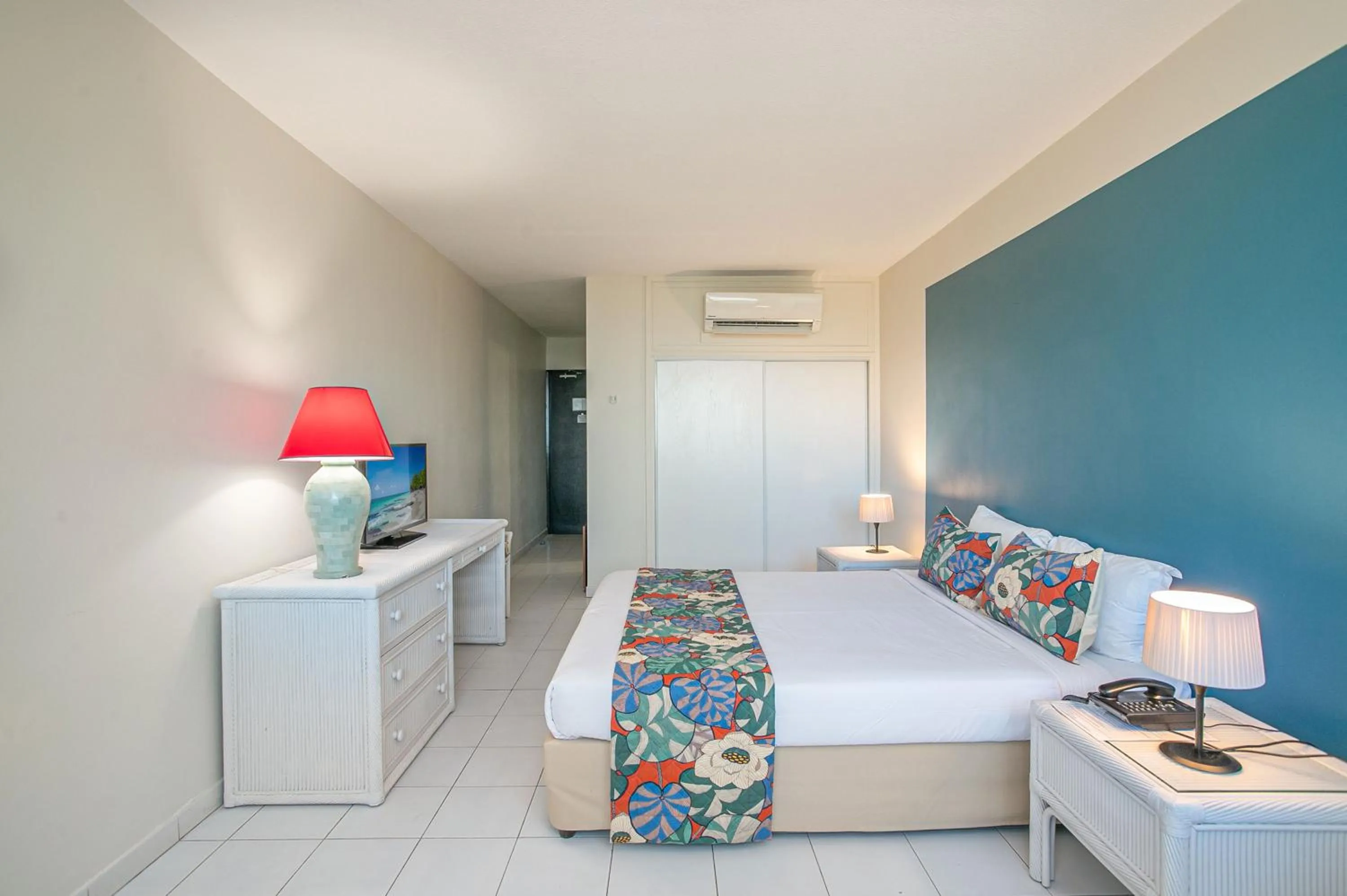 Bed in Karibea Squash Hôtel