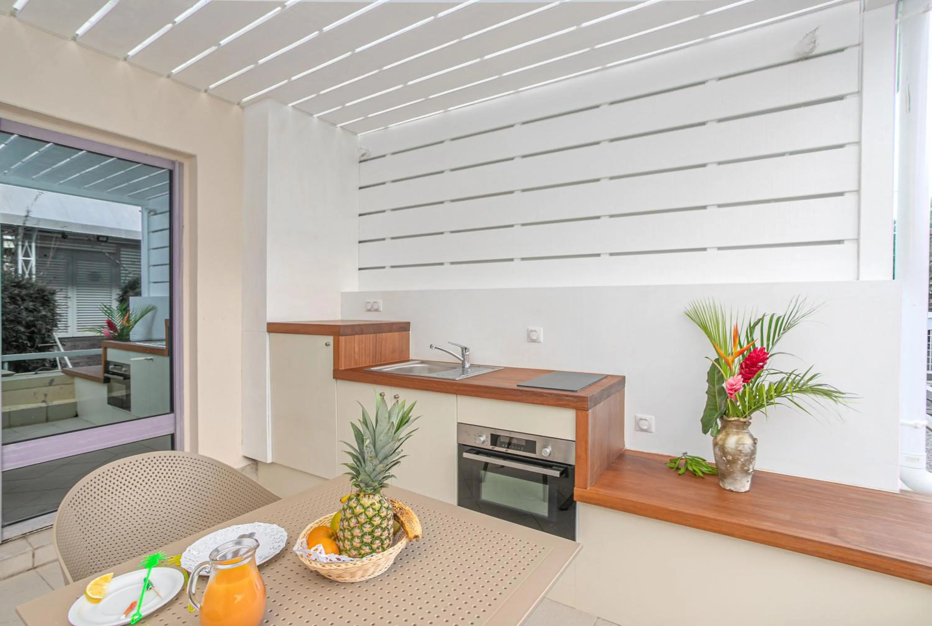 Kitchen or kitchenette in Karibea Squash Hôtel