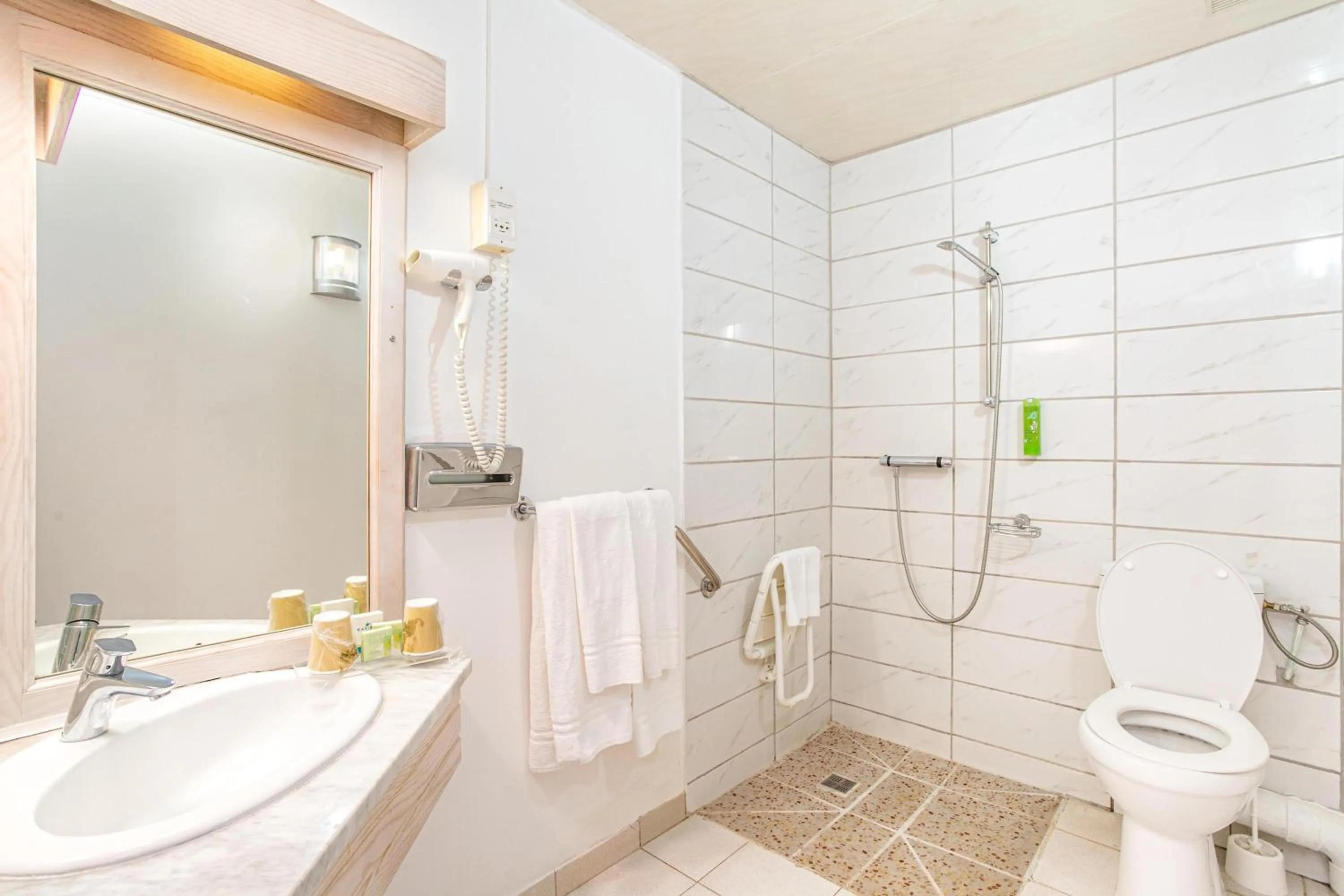 Shower in Karibea Squash Hôtel