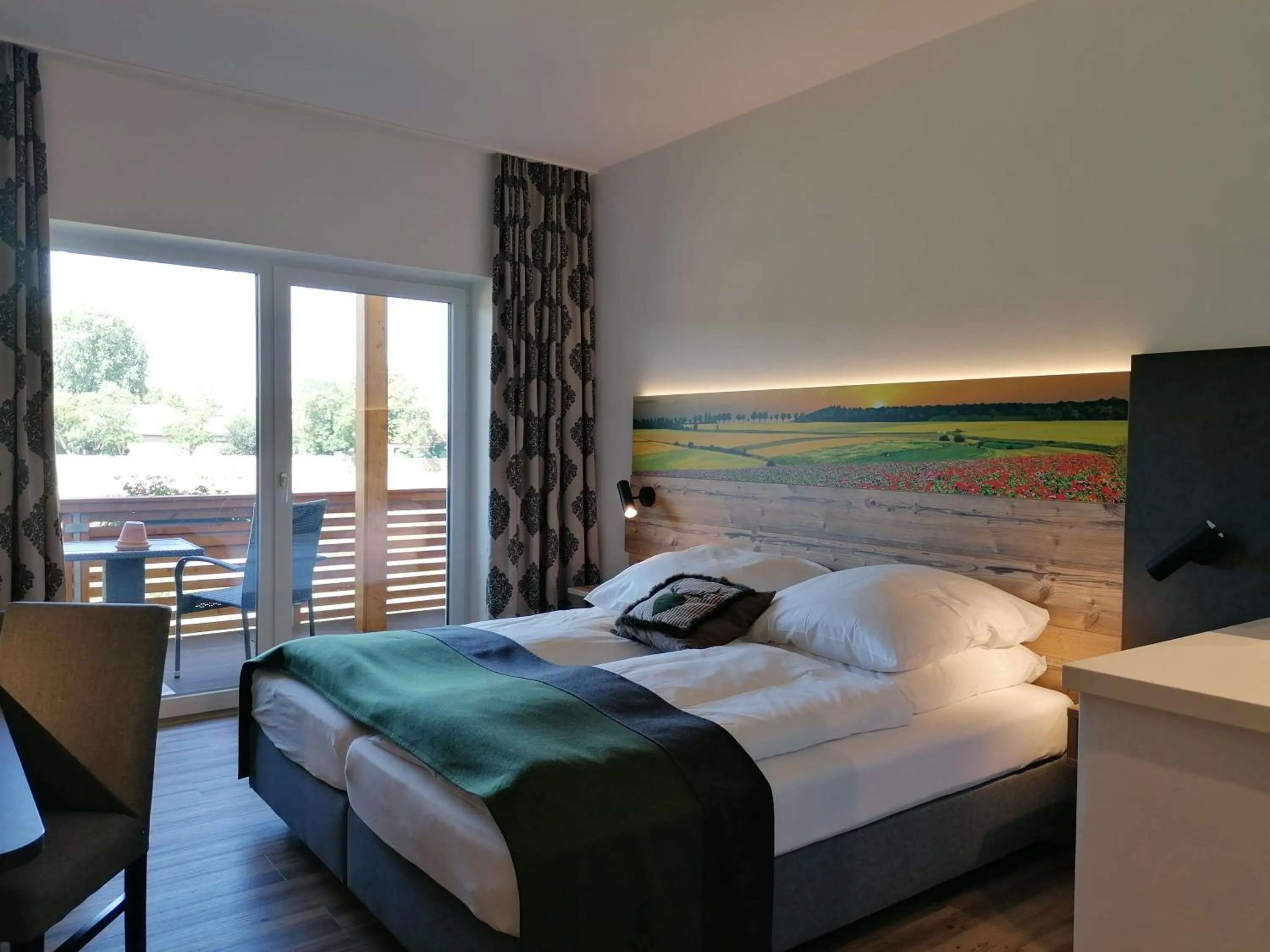 Balcony/Terrace, Bed in Hotel Grohnder Fährhaus