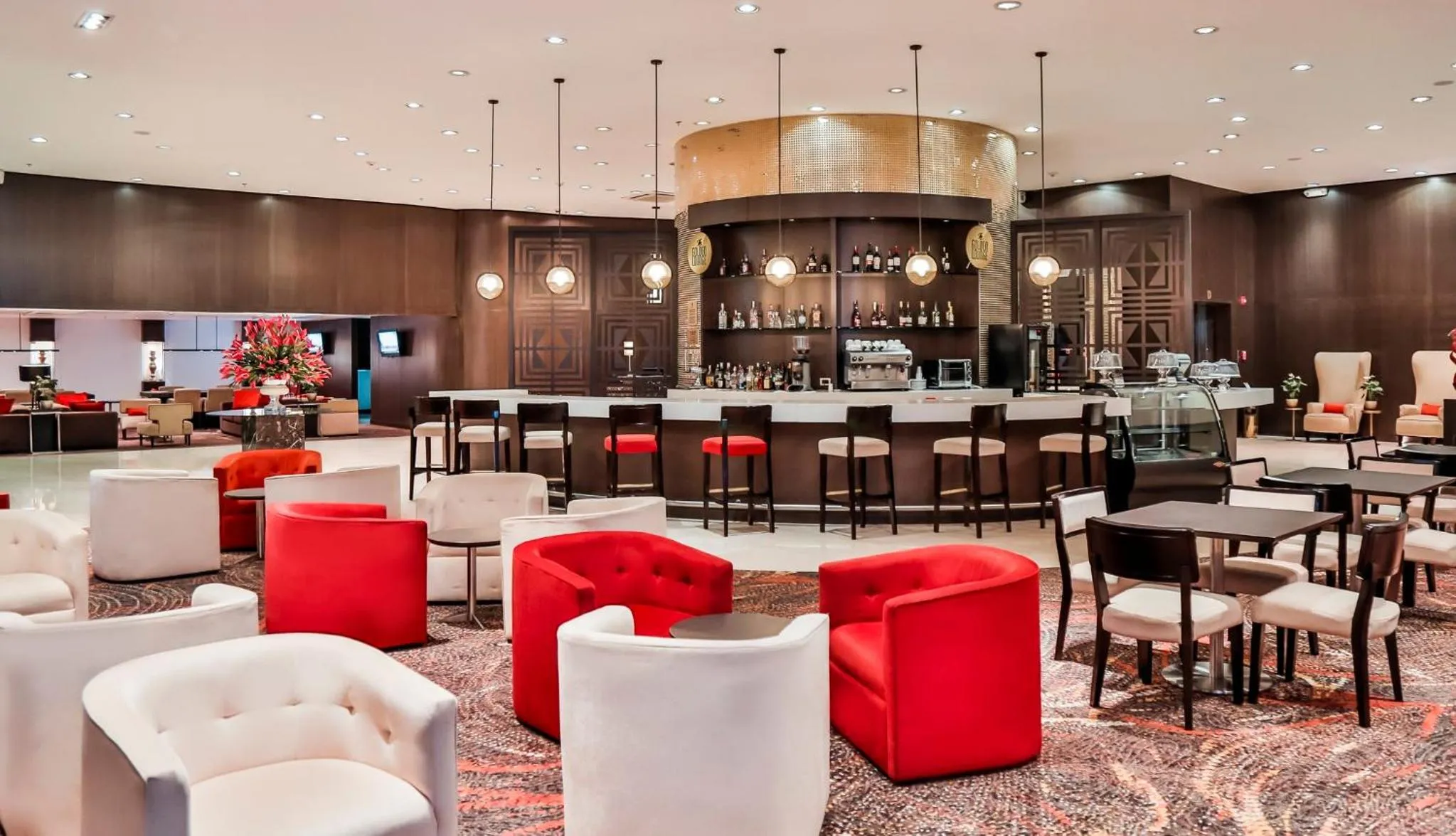 Lounge or bar in Holiday Inn Bucaramanga Cacique by IHG