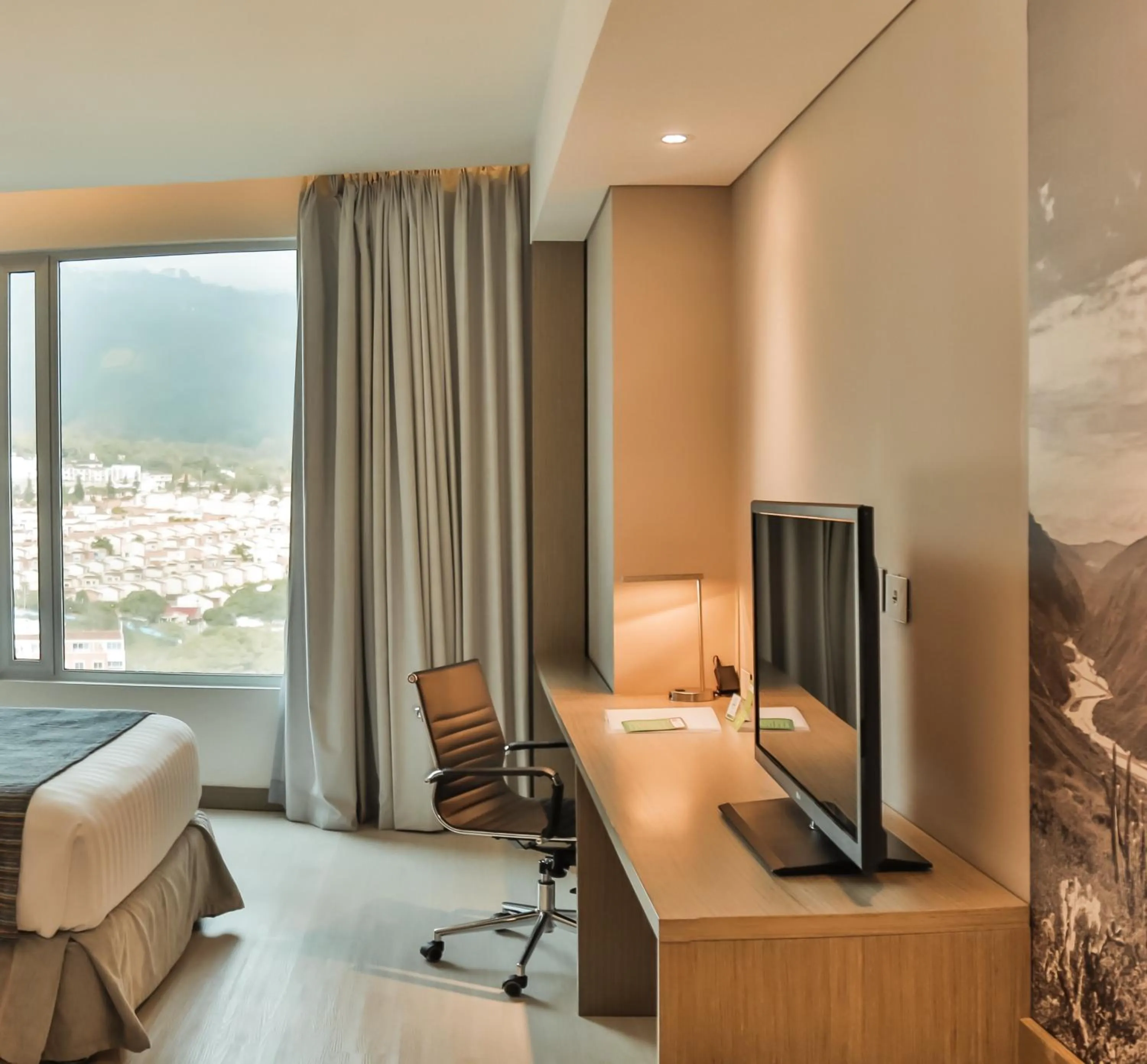 TV and multimedia in Holiday Inn Bucaramanga Cacique by IHG