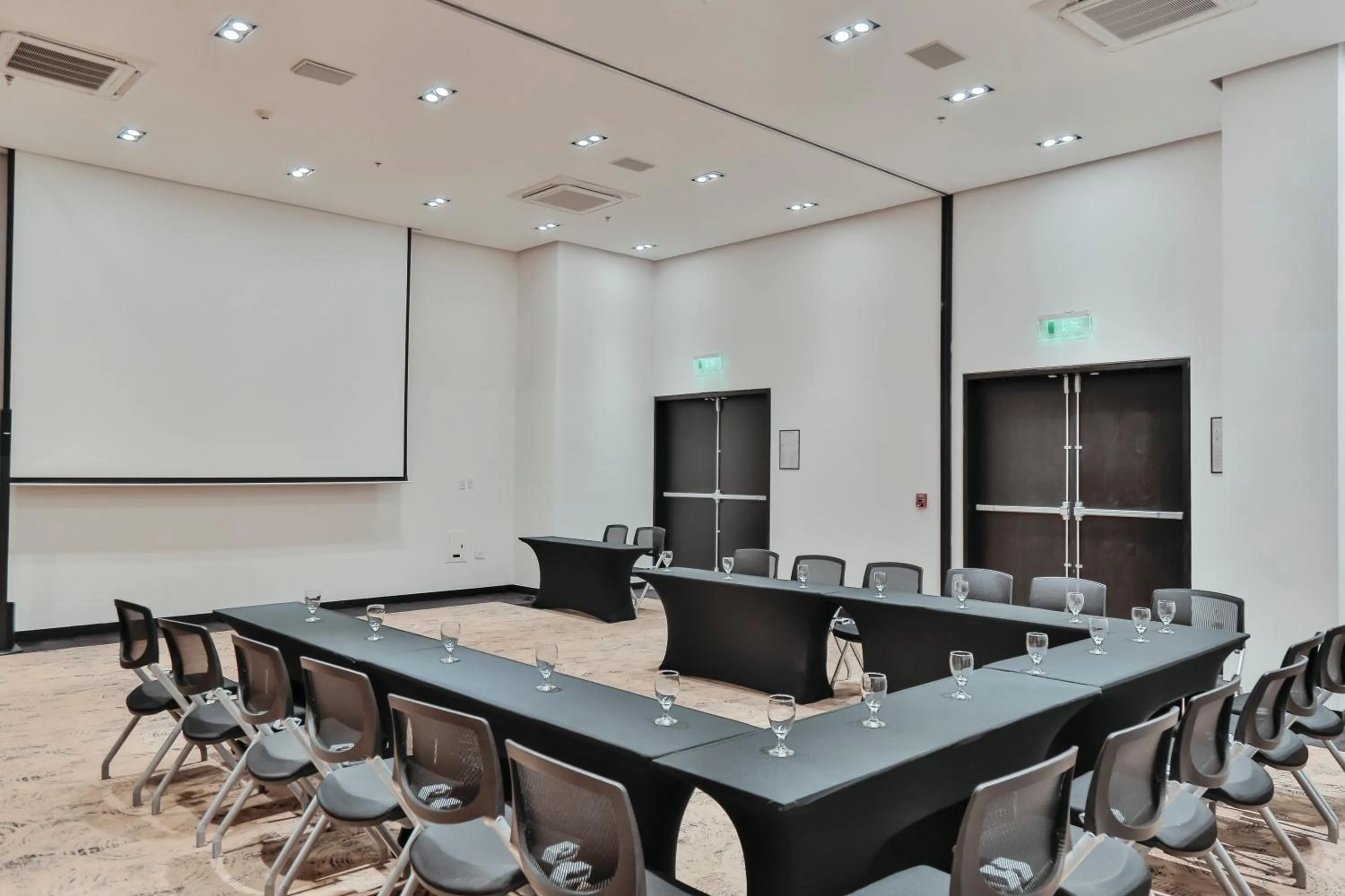 Meeting/conference room in Holiday Inn Bucaramanga Cacique by IHG