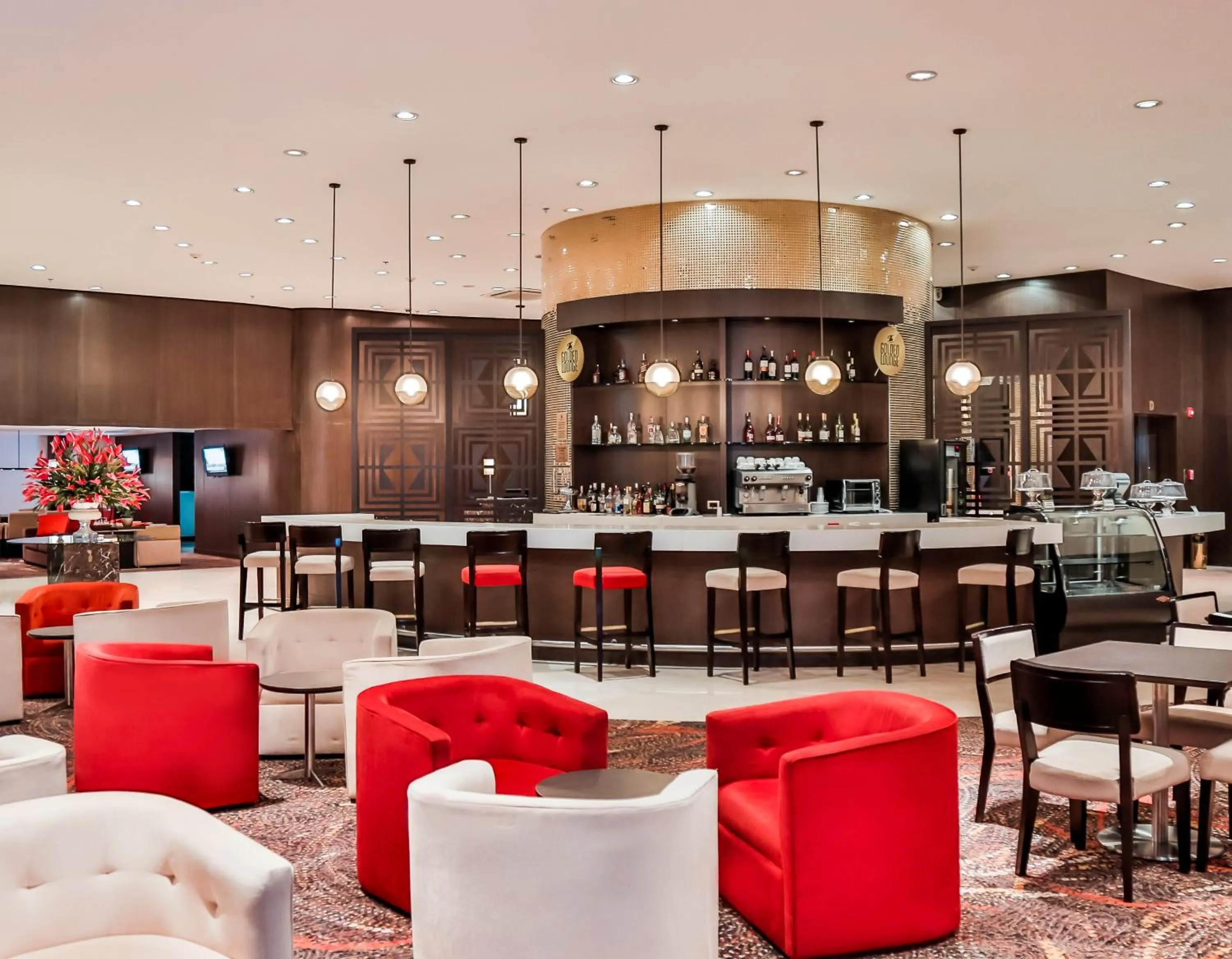 Lounge or bar in Holiday Inn Bucaramanga Cacique by IHG