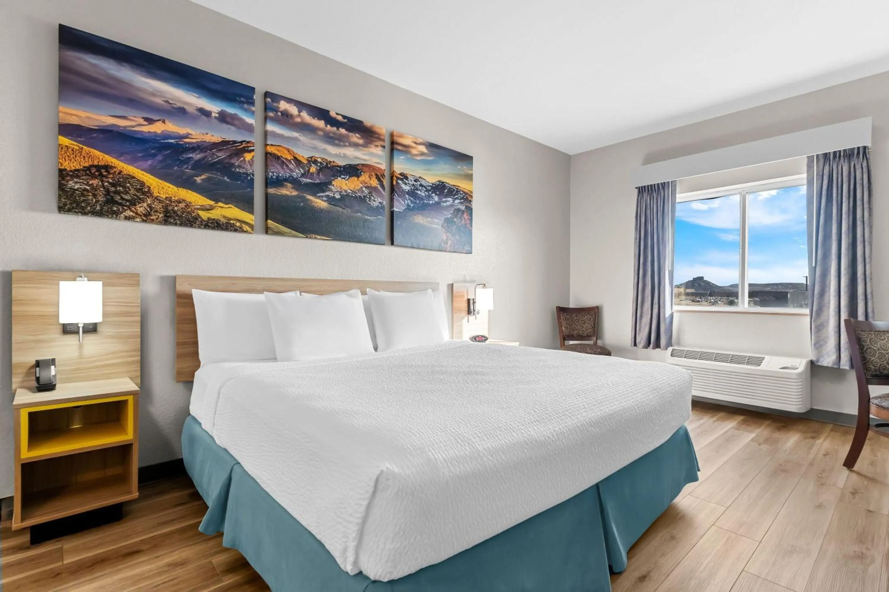 Bed in Days Inn & Suites by Wyndham Castle Rock