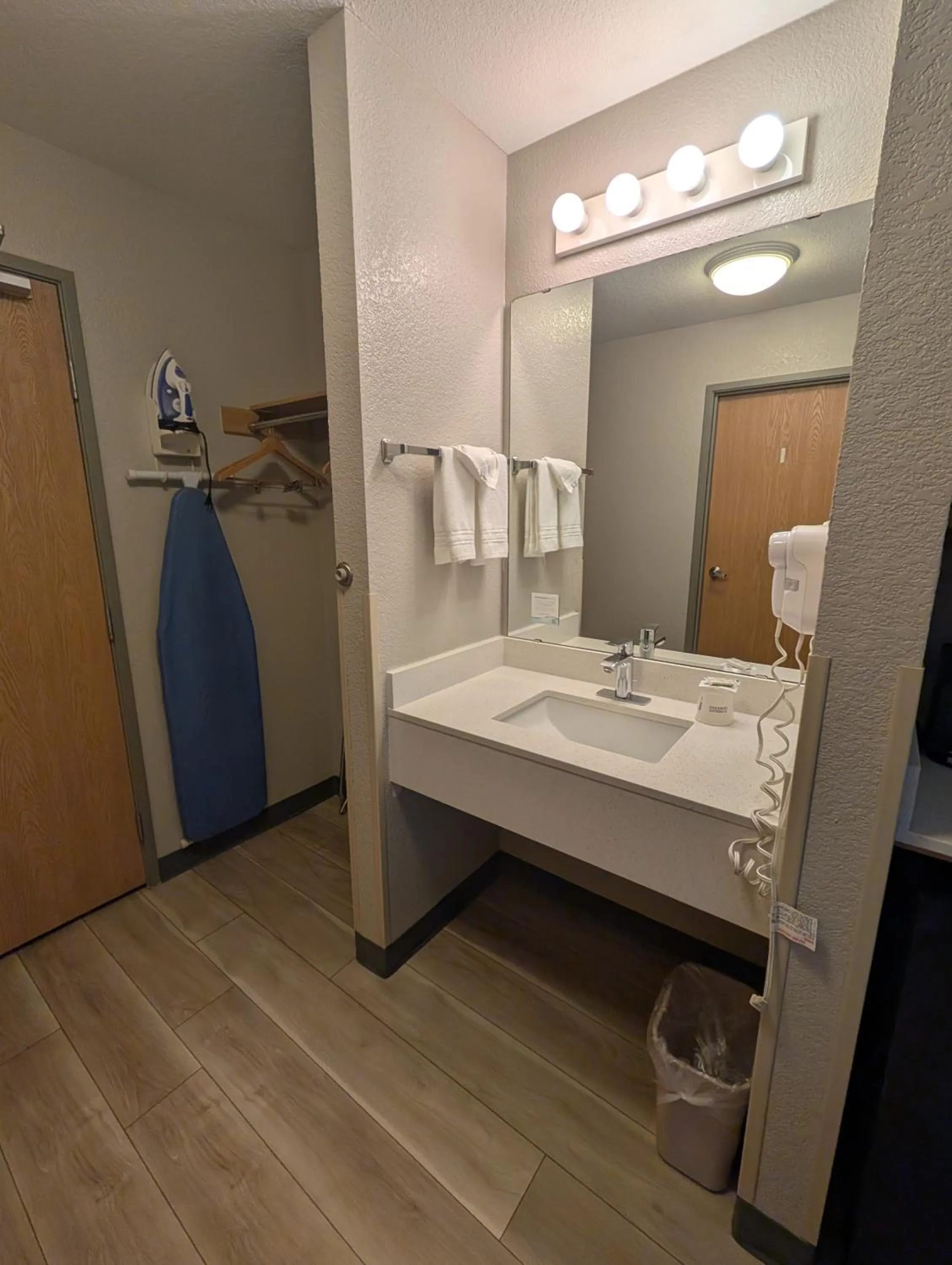 wardrobe in Days Inn & Suites by Wyndham Castle Rock