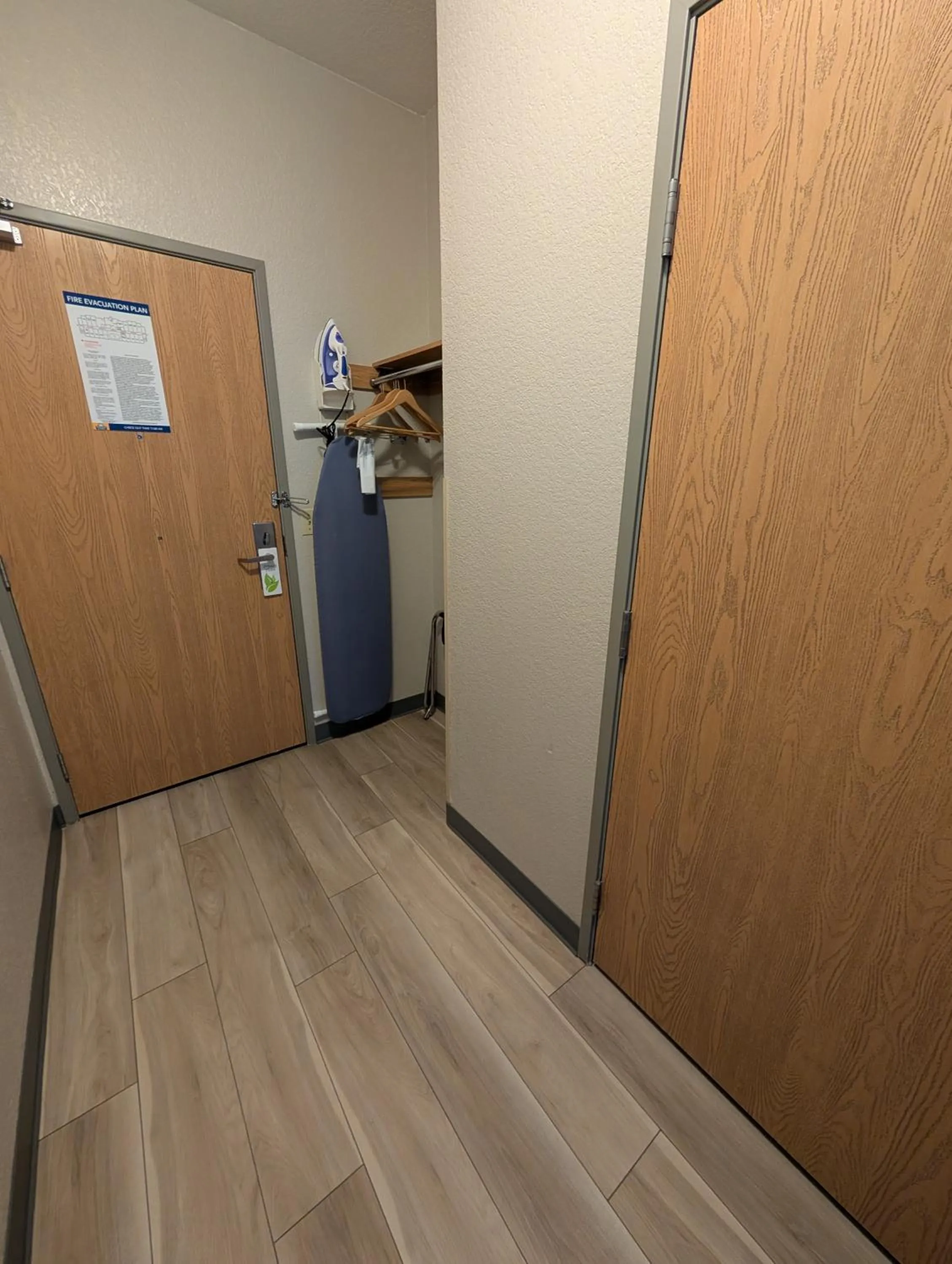 wardrobe in Days Inn & Suites by Wyndham Castle Rock