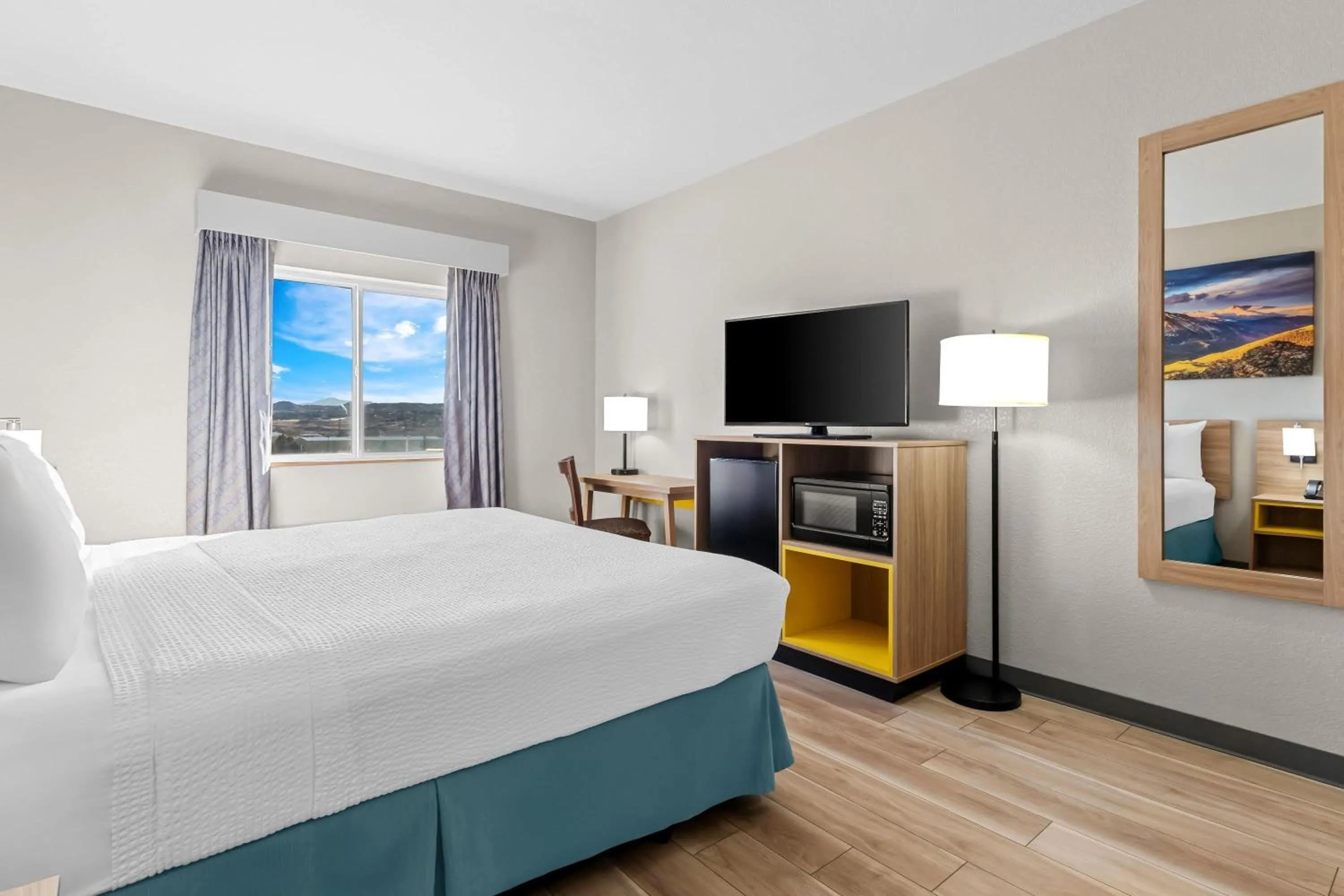 Bed in Days Inn & Suites by Wyndham Castle Rock