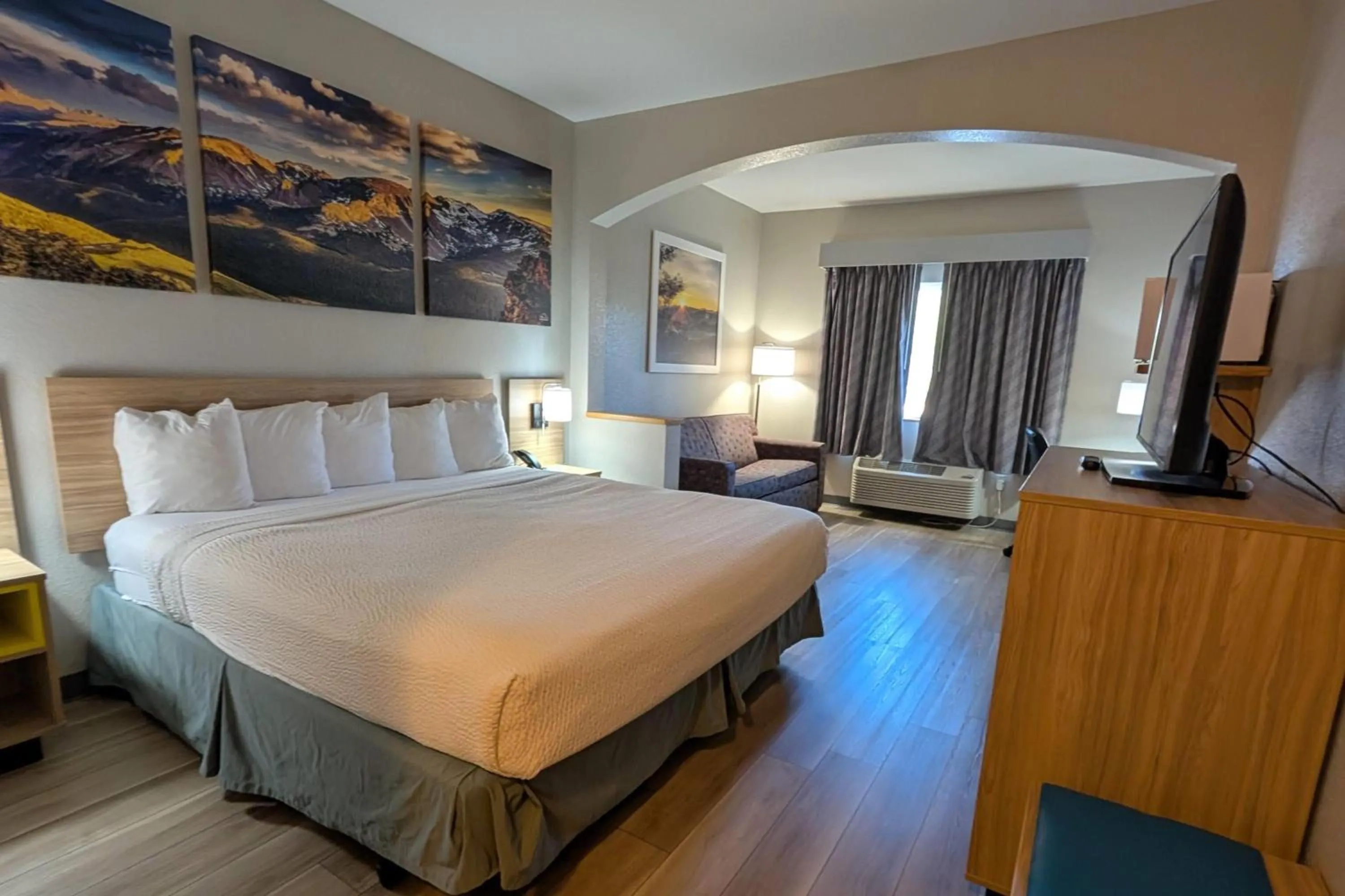 Photo of the whole room, Bed in Days Inn & Suites by Wyndham Castle Rock