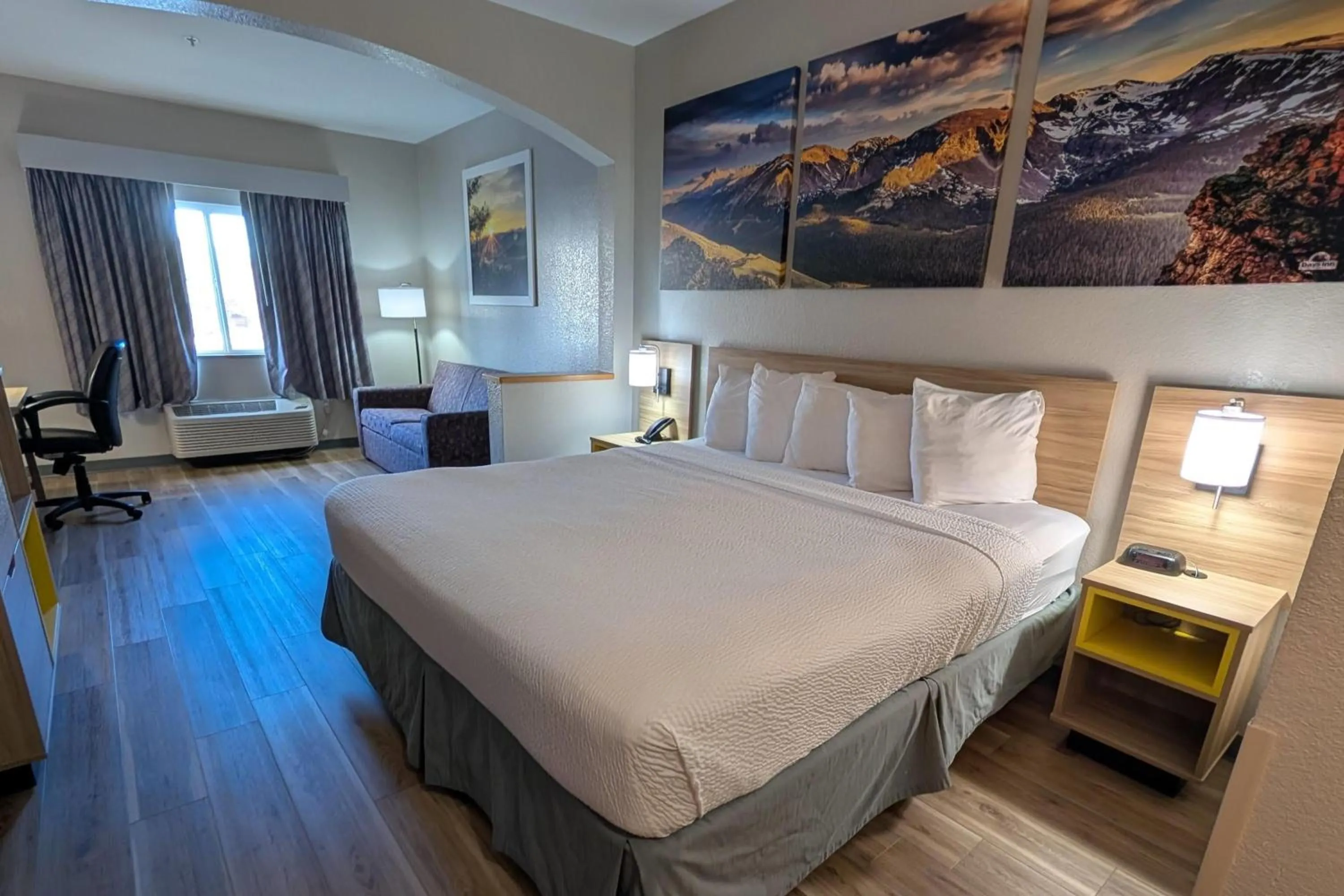 Photo of the whole room, Bed in Days Inn & Suites by Wyndham Castle Rock