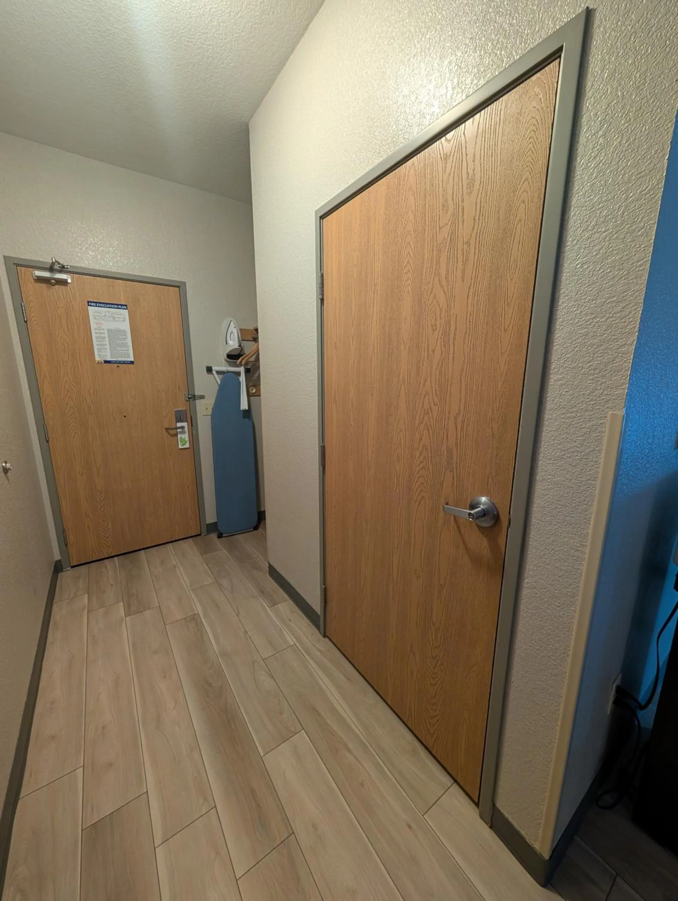 wardrobe in Days Inn & Suites by Wyndham Castle Rock