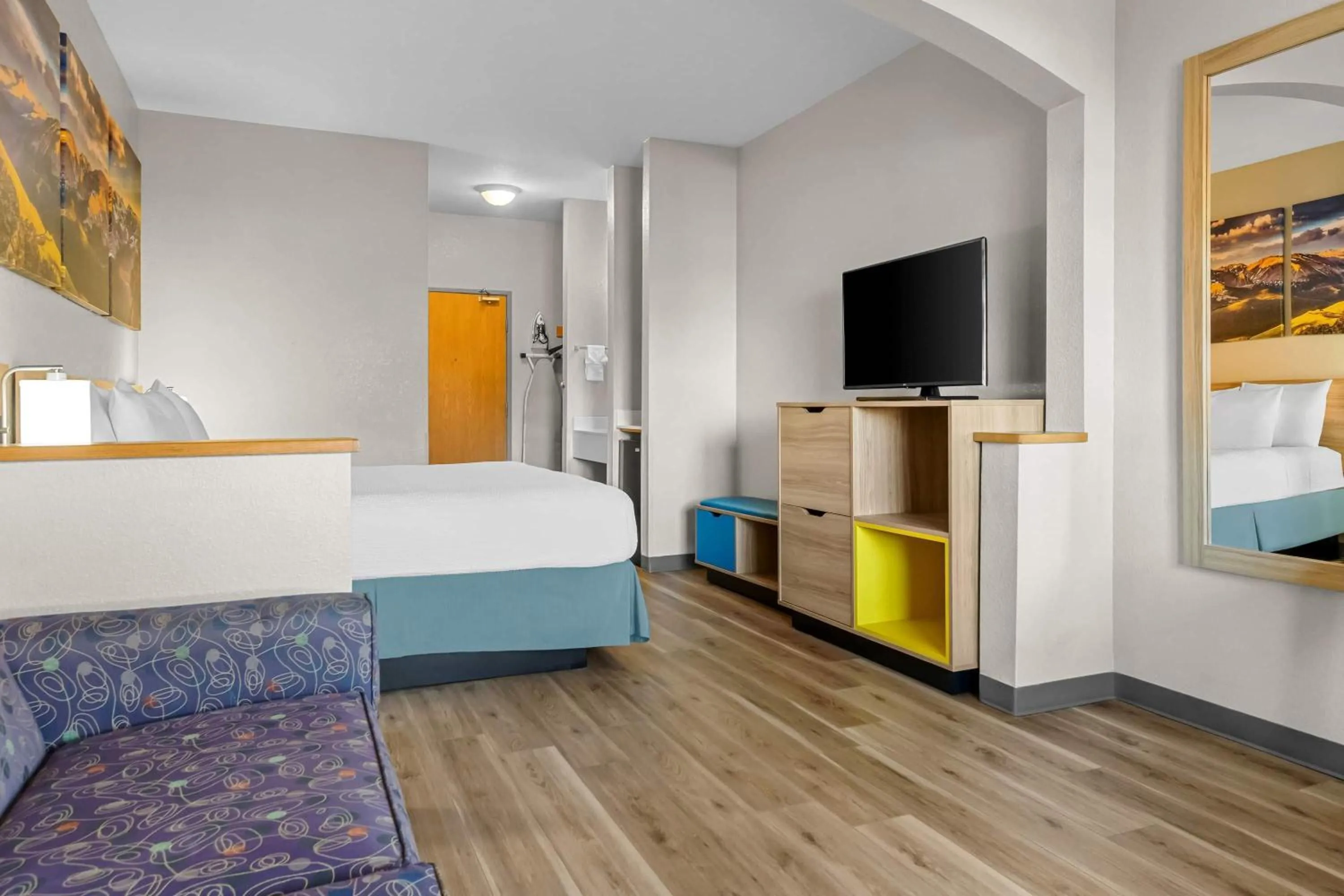 Photo of the whole room, Bed in Days Inn & Suites by Wyndham Castle Rock