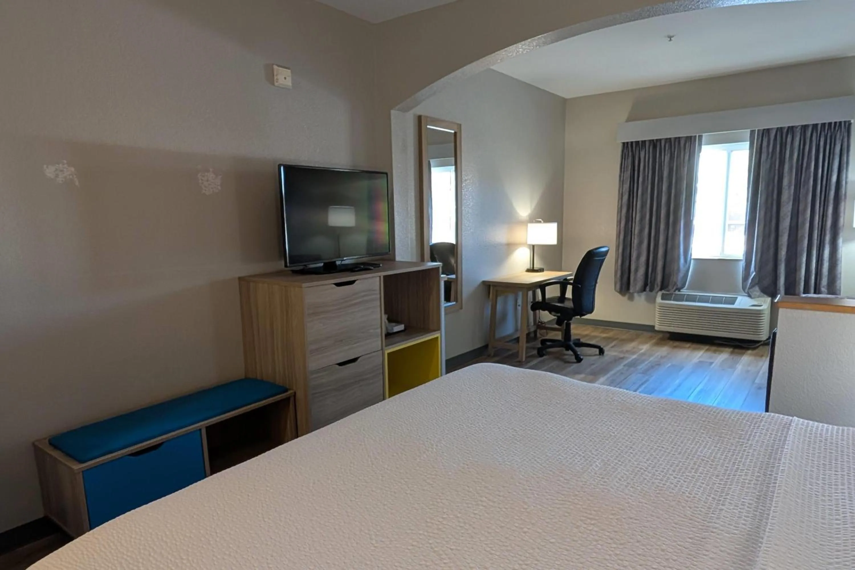 Photo of the whole room, Bed in Days Inn & Suites by Wyndham Castle Rock