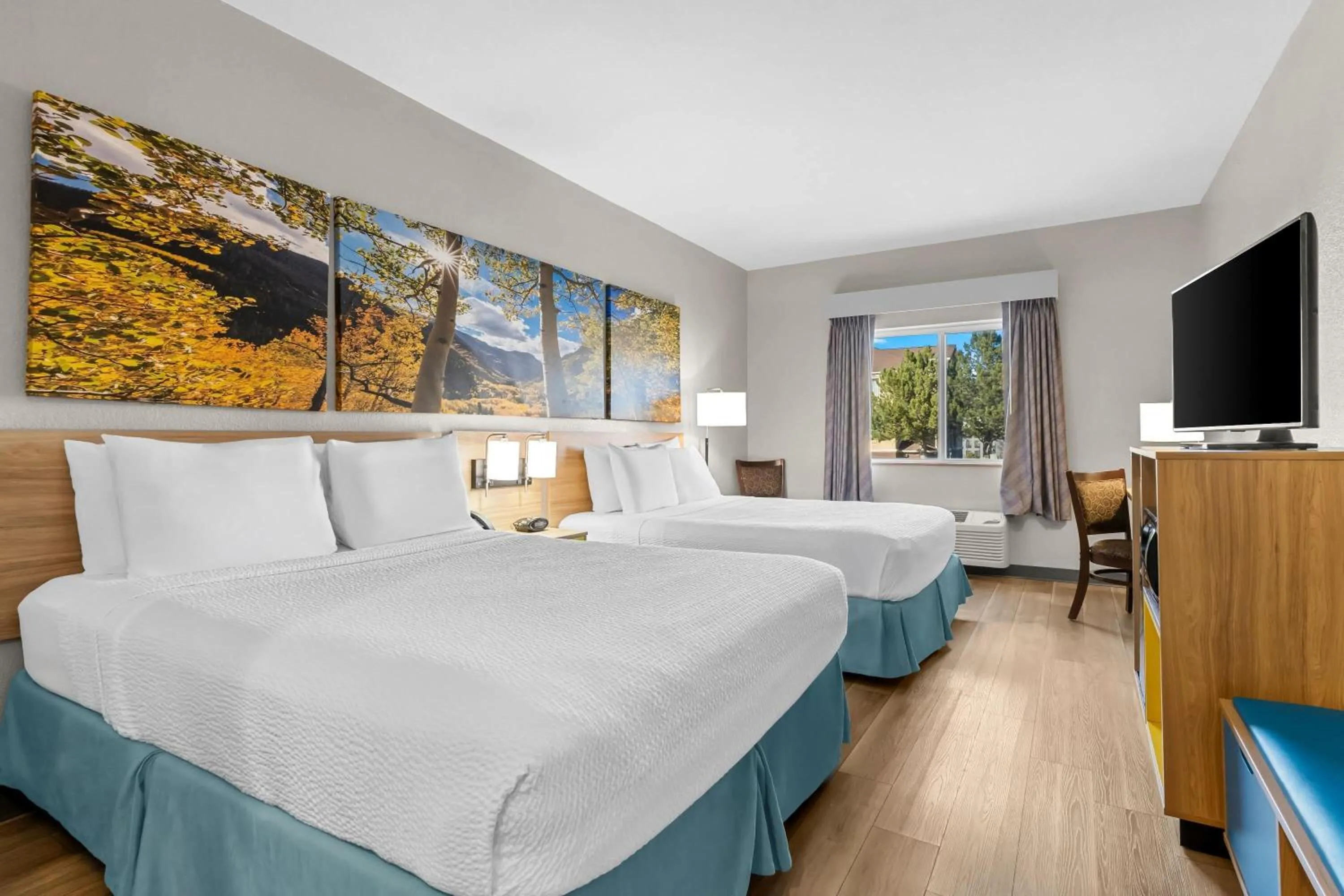 Bed in Days Inn & Suites by Wyndham Castle Rock