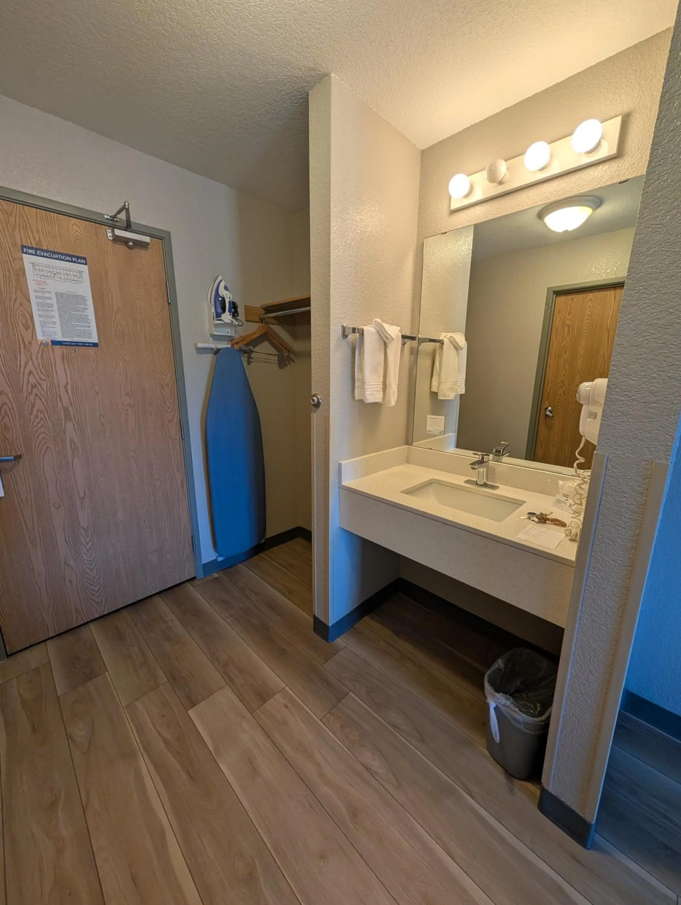 wardrobe in Days Inn & Suites by Wyndham Castle Rock