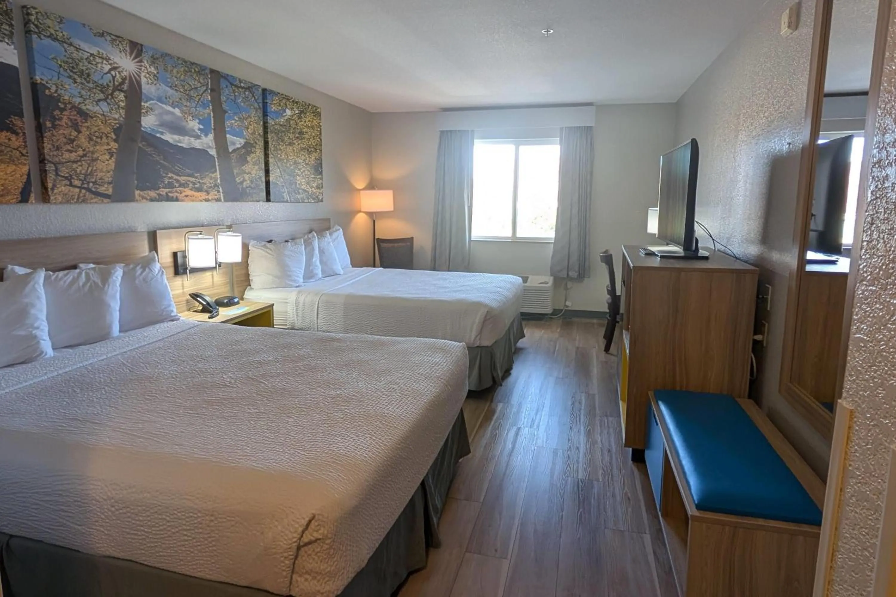 Photo of the whole room, Bed in Days Inn & Suites by Wyndham Castle Rock