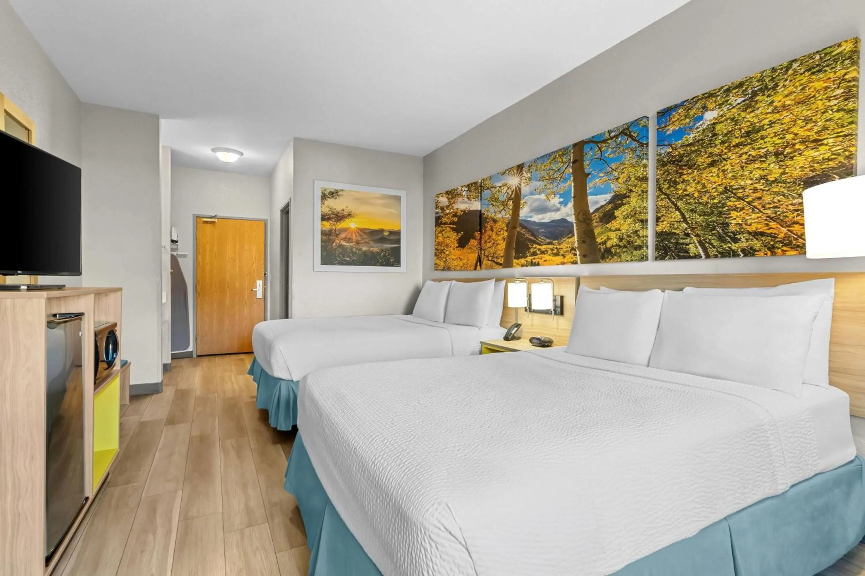 Bed in Days Inn & Suites by Wyndham Castle Rock